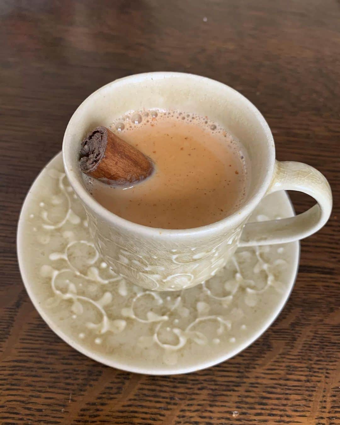 志崎樺音さんのインスタグラム写真 - (志崎樺音Instagram)「・ おはようございます☕︎ 大好物のチャイを作りました。  カップは近藤文さんの益子焼の作品です。めちゃくちゃ可愛い  #chai  #cinnamon #益子焼  #近藤文」3月5日 9時49分 - kshizaki_official