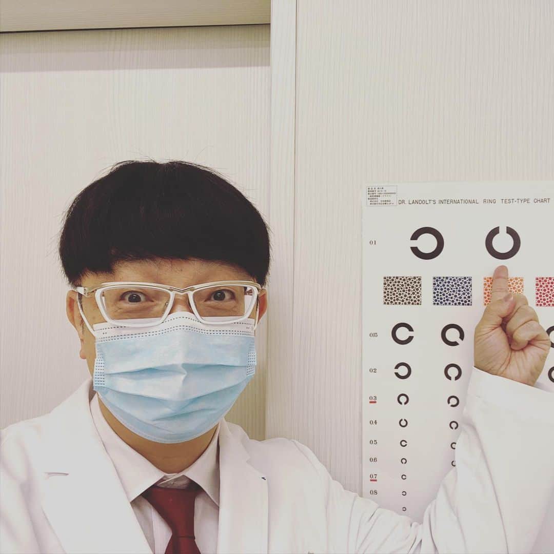 木下博勝さんのインスタグラム写真 - (木下博勝Instagram)「おはヨネスケ。 ジャガークリニックでは健診も行っています。 おなじみ視力検査の表です。 どちらに空いてますか？と聞かれる丸い形は、ランドルト環って言うんですよ。」3月5日 9時57分 - hirokatsu_kinoshita