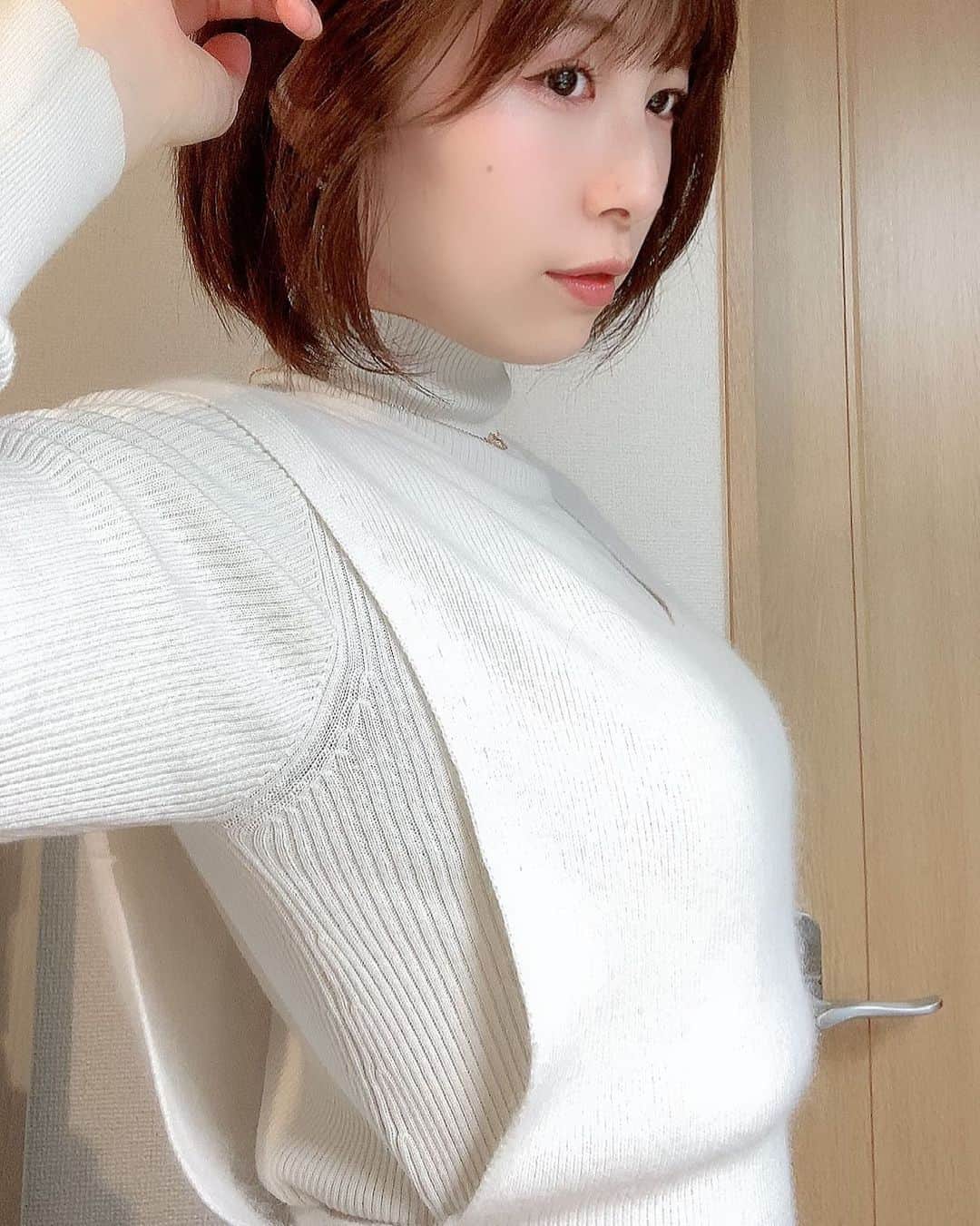 のインスタグラム：「このニットの隙間、ちょっとえっち😳  #グラドル #ポートレート #フリーモデル #グラビア #フリーランス #ポートレートモデル #被写体 #撮影会 #写真好きな人と繋がりたい #カメラ好きな人と繋がりたい #くびれ #美脚 #撮影依頼 #仕事依頼 #ミリドル #portrait #shotting #japanesegirl #cute #kawaii #followme #snidel #ニットベスト #ニットコーデ #swarovski #ショートヘアー女子 #ショートボブ #今日のコーデ #ootd #スナイデル」