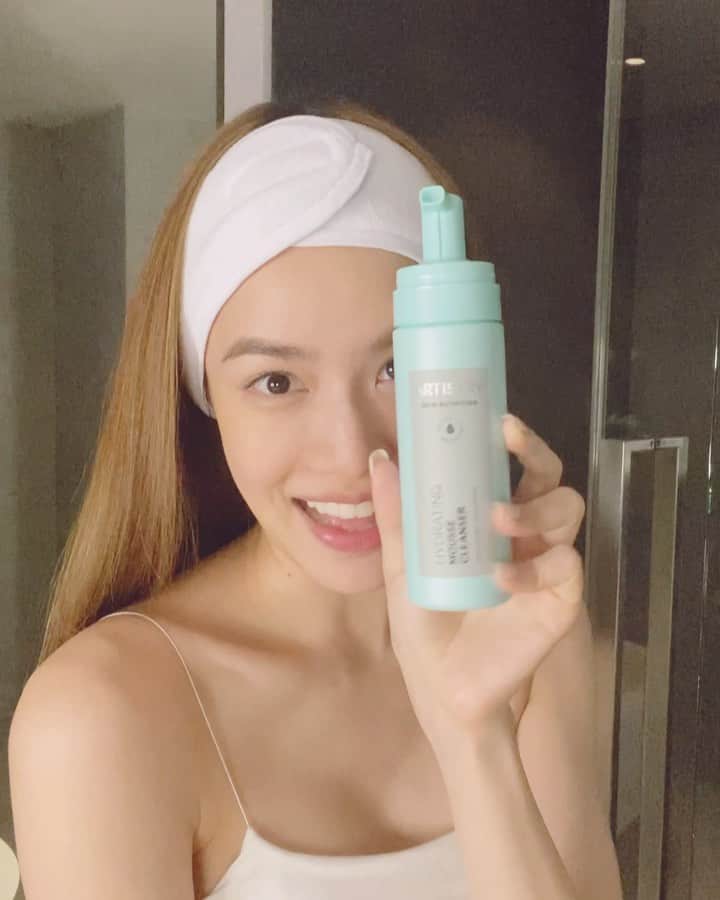 グレース＝カンクラオのインスタグラム：「เค้าว่า "ผิวสะอาดใสคือเคล็ดลับสู่ผิวสวย" 💦 ตอนนี้ปลื้ม “อาร์ทิสทรี สกิน นิวทริชั่น ไฮเดรทติ้ง มูส คลีนเซอร์” มาก เนื้อมูสนุ่ม ทำความสะอาดหน้าได้หมดจด ผิวไม่แห้งตึง สบายหน้ามากๆเลย และที่ชอบมากเป็นพิเศษก็คือมีส่วนผสมจากพืชธรรมชาติจากฟาร์มออร์แกนิค และเป็น “คลีน บิวตี้” สายออร์แกนิคอย่างเราไม่พลาดค่า   @ArtistryThailandOfficial สนใจสั่งซื้อ www.amway.co.th #ArtistryThailand #ArtistrySkinNutrition #SkinCare #Skincareroutine #ArtistrySkinCare #สกินแคร์ #HealthyBeauty #amway」