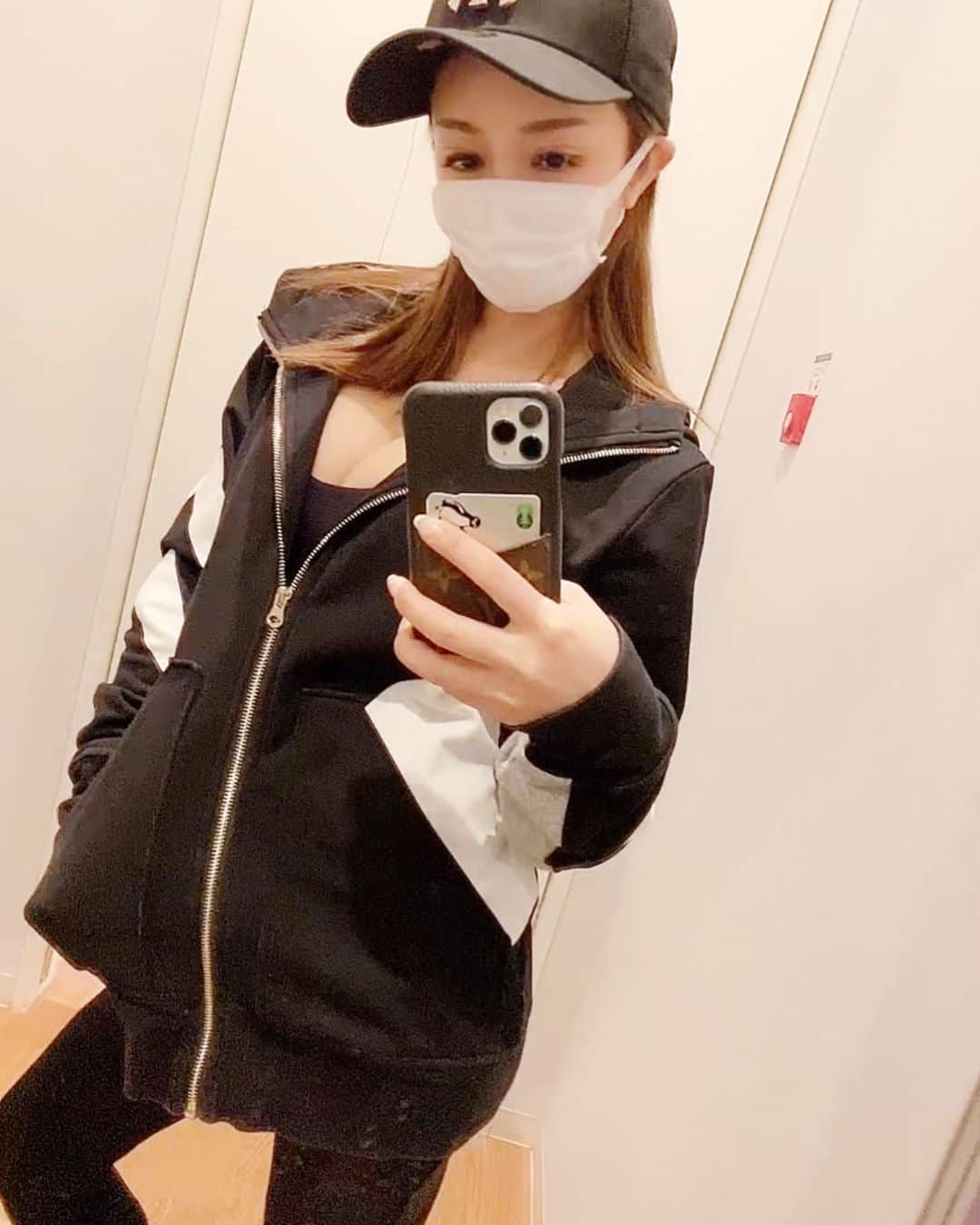 のインスタグラム：「PMSで肌荒れ〜 3時間待ちクリニック #滝沢皮膚科  待ち時間にジムきたよ🔥  #fitness #diet #gym #workout #bodymake #フィットネス #エニタイムフィットネス #ボディメイク #筋トレ #トレーニング #ダイエット#美容#肌荒れ」