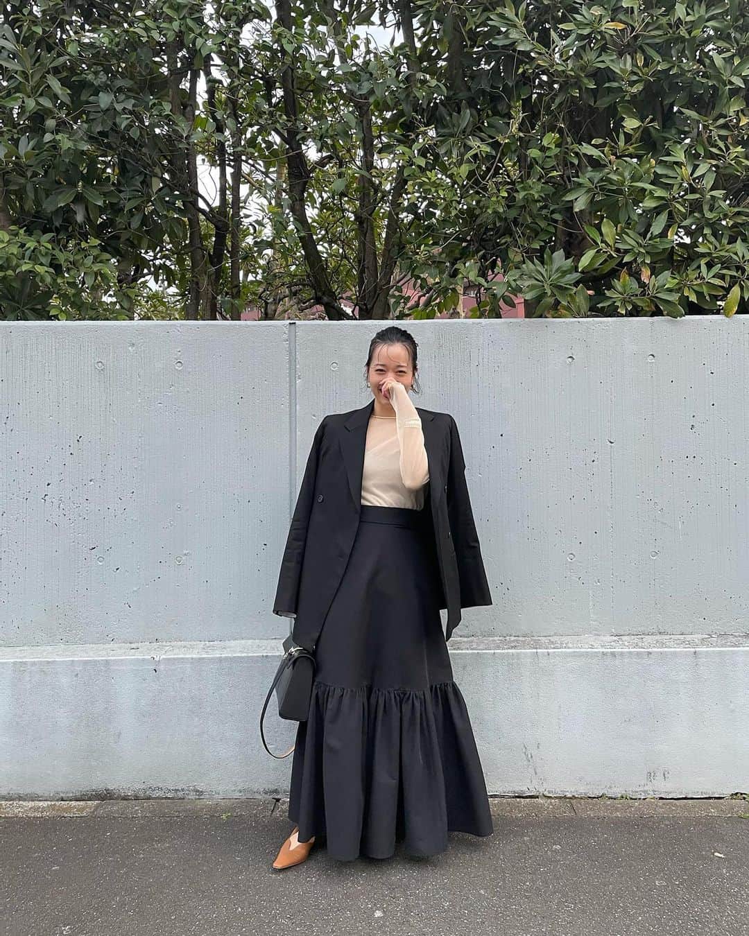 のインスタグラム：「おはようございます。本日から先行予約会が始まります！ こちらはボリューム感がたまらないティアードスカート。甘くなりすぎない素材感と丈感も拘りポイント。私は綺麗目にジャケットと合わせていますが @yurina0714 がアイボリーをカジュアルに合わせているので是非参考にしてみて下さい🌸#clane#21ss#先行予約会」