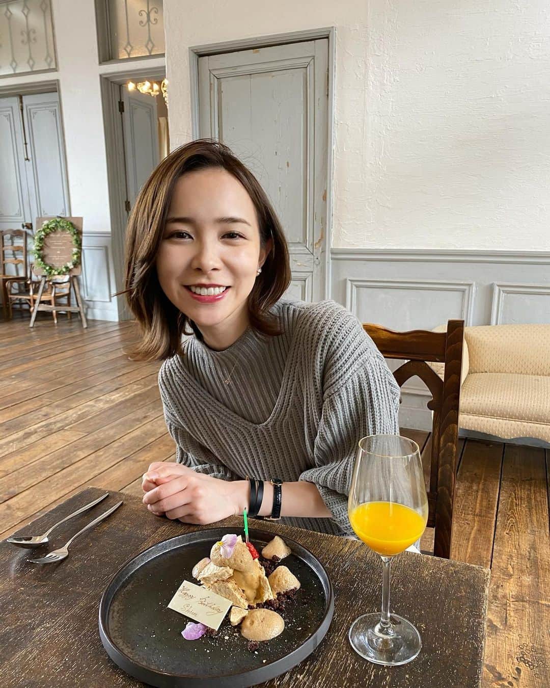 黒澤詩音のインスタグラム：「Naturam kazuya sugiura 🍽  素敵な一軒家のフレンチ。 いつまで誕生日やってるの？って毎年言われますが、 まだこの後も、誕生日やります。笑  #French #lunch #futakotamagawa  #modernfrench #birthday #birthdayplate」