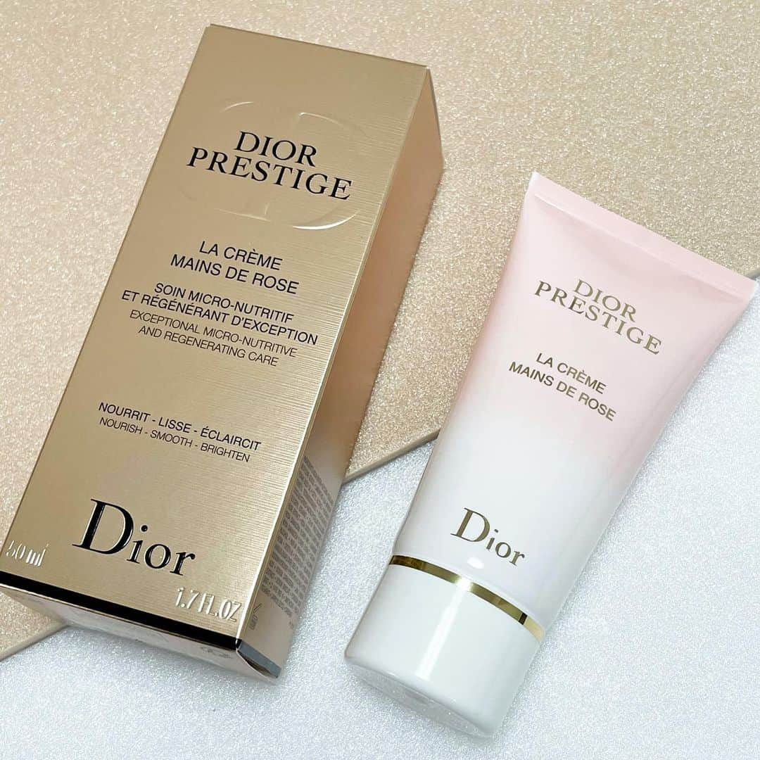 VOCE編集部さんのインスタグラム写真 - (VOCE編集部Instagram)「【 #DIOR 】美しくしなやかな手肌に導くハンドクリームが新発売💎3/5発売。  ディオールのプレミアムスキンケア プレステージから、ハンドクリーム「プレステージ ラ クレーム マン ド ローズ」が誕生👏  リッチに配合されたグランヴィル ローズの美容成分が、ダメージをすみやかに修復して、キメ密度、ツヤ、ハリ、しなやかさのある美しい手肌に！ ベルベットのようなテクスチャーで、肌になじませるとふんわりとバラの香りが漂います。  上質な艶となめらかさを手指に、さらに香りも楽しめる至福のハンドクリーム🌹ギフトとしても喜ばれること間違いなしのアイテムです！  手洗いやこまめな消毒でダメージを受けがちな手肌を、ぜひ心地よくいたわって😌  ✅ディオール プレステージ ラ クレーム マン ド ローズ 50ml ￥8000  （インスタ担当Y） ーーーーーーーーーーーーーーーーーーーーー VOCEのInstagramでは新作コスメ情報やメイクテク、撮影舞台裏を毎日お届け!ぜひフォロー&チェックして！！ 👉＠vocemagazine  #voce #voceおすすめ #vocemagazine #ヴォーチェ #新作コスメ #おすすめコスメ #VOCEおすすめコスメ #美容好きさんと繋がりたい #コスメ垢さんと繋がりたい #ハンドクリーム #コスメ情報 #ハンドクリームマニア #美肌ケア #美肌作り #手荒れ #手荒れ対策 #バラの香り #指先 #ハンドケア #艶肌 #保湿 #トーンアップ #ネイルケア #グランヴィルローズ #ローズ #ディオール #ディオールコスメ #プレステージラクレームマンドローズ」3月5日 11時28分 - vocemagazine