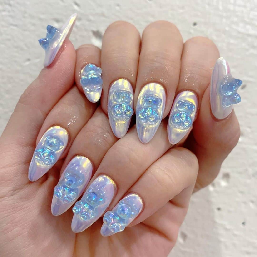 らむめろさんのインスタグラム写真 - (らむめろInstagram)「Lapis nailでくまさんネイルしてきた🐻𓈒𓏸﻿ ﻿ メタルホワイトカラーと合って﻿ めちゃくちゃ可愛く仕上げてもらった🥺ྀི💗﻿ ﻿ 担当は月夜ちゃん▷▶ @lapis_tsukiyo﻿ ありがとうございます😍😍😍﻿ ﻿ 期間限定でネイルやり放題6,500円なので﻿ 是非みんなも行ってみてね🖤﻿ ﻿ ﻿ ﻿ #newnails #metalnails #auroranails #metallicnails #bearnails #teddynails #メタルホワイト #オーロラネイル #メタリックネイル #くまちゃんネイル #くまネイル #渋谷ネイルサロン #可愛いネイル﻿」3月5日 11時59分 - ramumero_