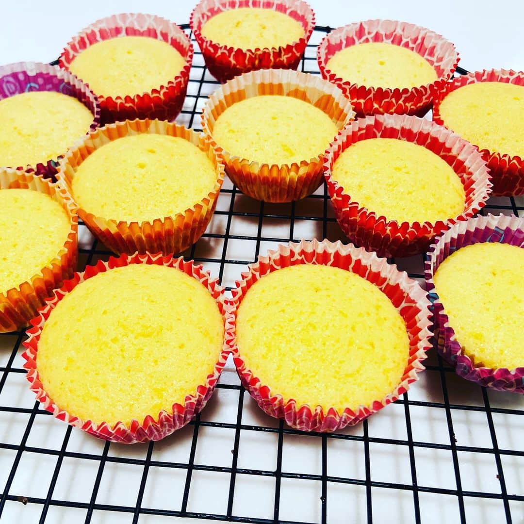 SUPER CAKESのインスタグラム：「Who wants some freshly baked lemon cupcakes 🍋😋🧁   #lemoncupcakes #cakes #cake #cakedecorating #cakesofinstagram #food #cakestagram🍰 #foodporn #instacake #dessert #bakery #baking #cakedesign #cakeart #yummy #delicious #sweets #desserts #homemade #cupcakes #lemon #lemoncakes #summer #homebaker #qatarbaker #qatar」