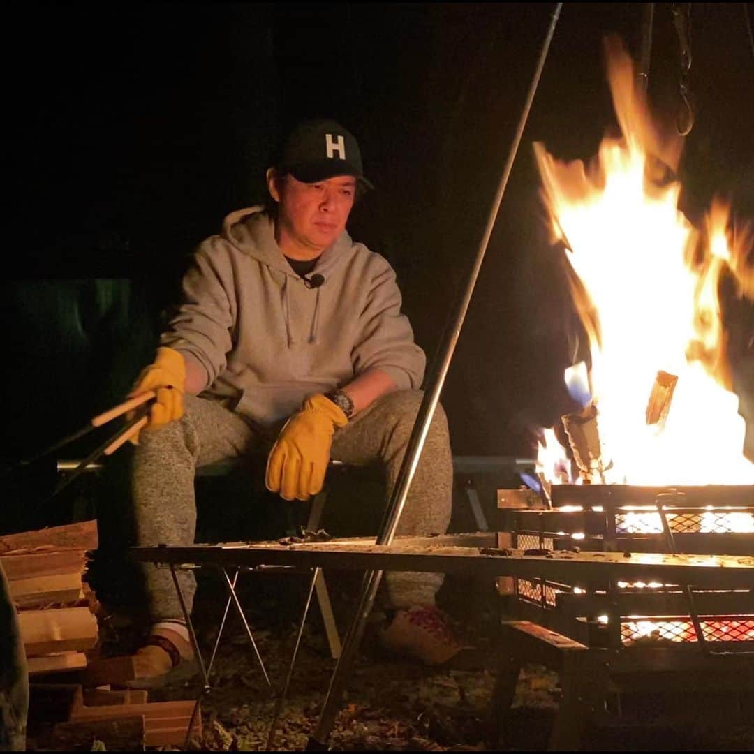 植草克秀のインスタグラム：「真剣、ひゅるるる、しんみり🔥﻿ ﻿ 2枚目の写真、火がなんでかひゅるるるてなってた〜！﻿ ﻿ 焚き火をすると、普段は話さないようなことをみんな語りだす気がする。そんな穏やかな時間もキャンプのよさだね。 ﻿ #植草克秀 ﻿ #katsuhideuekusa ﻿ #キャンプ﻿ #焚き火﻿」