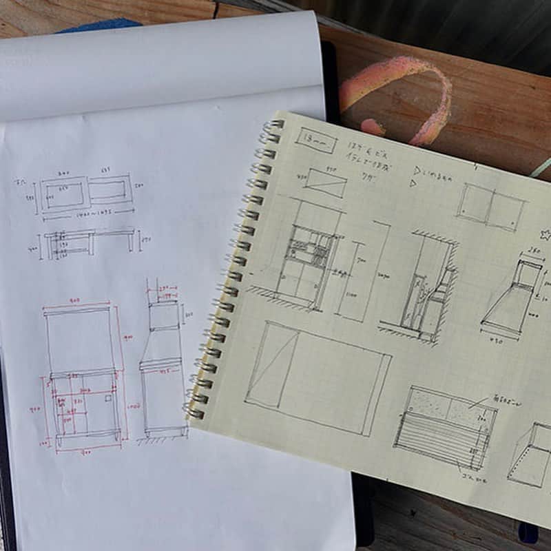 LIFULL HOME'S DIY Magさんのインスタグラム写真 - (LIFULL HOME'S DIY MagInstagram)「「木材で曲線を使ったDIYをしたい」﻿ 「複雑な構造にチャレンジしたい」﻿ 「強度の高い家具を作りたい」﻿ ﻿ DIYを続けるとこんな思いを抱くもの。﻿ ただ、技術や工具不足などDIYの限界を実感する人もいるのではないでしょうか🤔﻿ ﻿ 今回は、デザインからパーツに加工するまでの工程をオンラインで完結できる『EMARF（エマーフ）』とデジタルファブリケーション『ShopBot（ショップボット）』でこの限界をふわりと越えるワークショップをレポートしました！﻿ ﻿ “思いついたら気軽にオンラインでデザインをして、数日後に自宅に届くカットされた部材を組み立てる”EMARF＋ShopBotで実現する進化系DIYは、手で作る喜びがありつつ何も妥協せずにものづくりができる世界でした。﻿ ﻿ 既製品も素敵だけど、新生活に向けて空間や自分の好みにぴったり合う家具やインテリアをつくってみませんか？﻿ ﻿ 詳しい内容は、WEBサイトにて！﻿ トップのURL、ストーリーズリンクよりご覧ください🔍﻿ ﻿ @lifullhomesdiymag﻿ #暮らしの編集力を高めるウェブマガジン﻿ #lifullhomesdiymag﻿ #diymag﻿ ﻿ ﻿ #DIY #DIY女子 #diycrafts #diyhomedecor #diyideas #shopbot #emarf #digitalfabrication #デジファブ #デジタルファブリケーション #ものづくり #ものづくりが好き #家具 #家具デザイン #木工家具 #棚 #本棚 #組み立て #組み立て家具 #オリジナル家具 #オリジナルデザイン #オリジナル作品」3月5日 12時14分 - lifullhomesdiymag