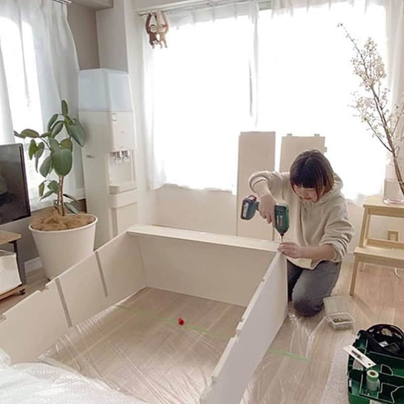 LIFULL HOME'S DIY Magさんのインスタグラム写真 - (LIFULL HOME'S DIY MagInstagram)「「木材で曲線を使ったDIYをしたい」﻿ 「複雑な構造にチャレンジしたい」﻿ 「強度の高い家具を作りたい」﻿ ﻿ DIYを続けるとこんな思いを抱くもの。﻿ ただ、技術や工具不足などDIYの限界を実感する人もいるのではないでしょうか🤔﻿ ﻿ 今回は、デザインからパーツに加工するまでの工程をオンラインで完結できる『EMARF（エマーフ）』とデジタルファブリケーション『ShopBot（ショップボット）』でこの限界をふわりと越えるワークショップをレポートしました！﻿ ﻿ “思いついたら気軽にオンラインでデザインをして、数日後に自宅に届くカットされた部材を組み立てる”EMARF＋ShopBotで実現する進化系DIYは、手で作る喜びがありつつ何も妥協せずにものづくりができる世界でした。﻿ ﻿ 既製品も素敵だけど、新生活に向けて空間や自分の好みにぴったり合う家具やインテリアをつくってみませんか？﻿ ﻿ 詳しい内容は、WEBサイトにて！﻿ トップのURL、ストーリーズリンクよりご覧ください🔍﻿ ﻿ @lifullhomesdiymag﻿ #暮らしの編集力を高めるウェブマガジン﻿ #lifullhomesdiymag﻿ #diymag﻿ ﻿ ﻿ #DIY #DIY女子 #diycrafts #diyhomedecor #diyideas #shopbot #emarf #digitalfabrication #デジファブ #デジタルファブリケーション #ものづくり #ものづくりが好き #家具 #家具デザイン #木工家具 #棚 #本棚 #組み立て #組み立て家具 #オリジナル家具 #オリジナルデザイン #オリジナル作品」3月5日 12時14分 - lifullhomesdiymag