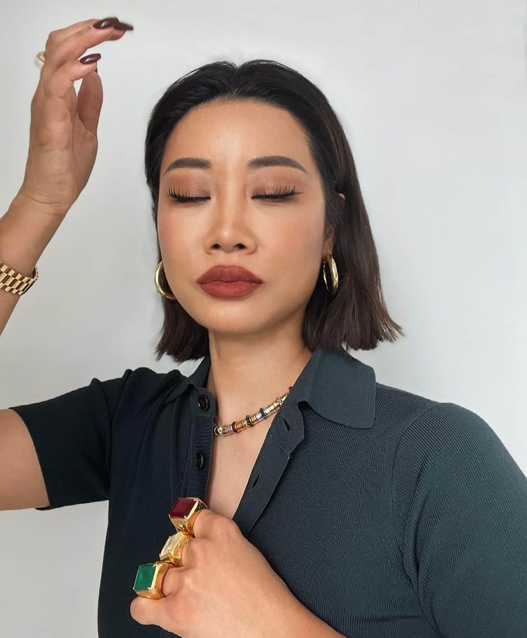 YOONのインスタグラム：「I usually like to cut my own hair in the morning 🌱」