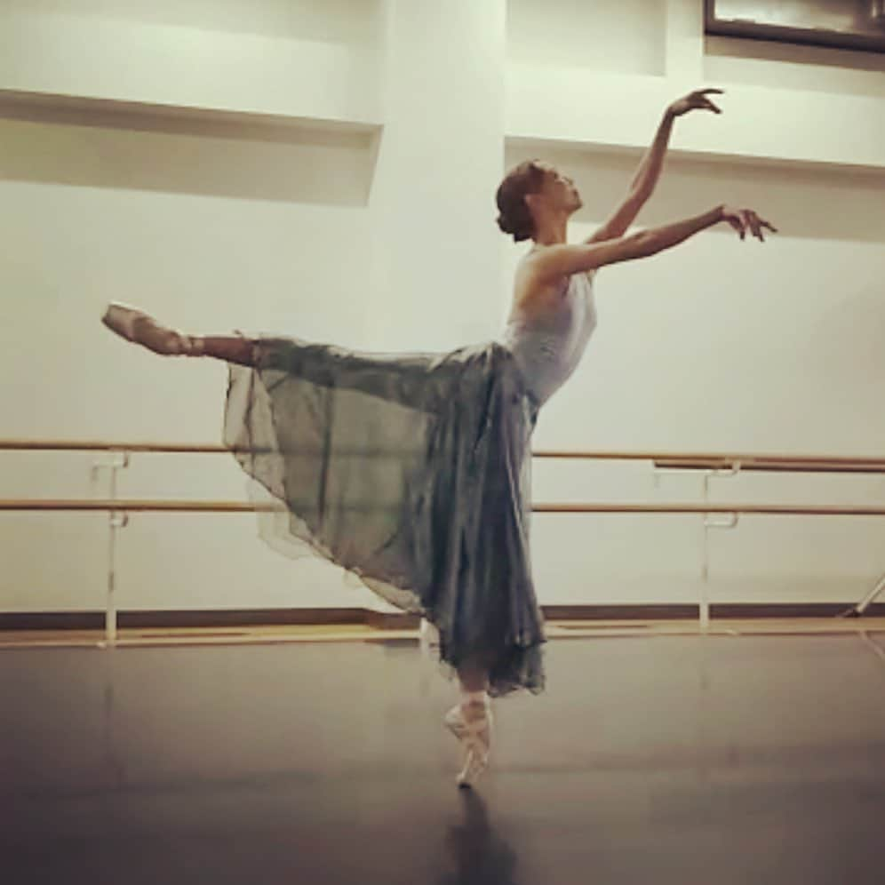 上野水香さんのインスタグラム写真 - (上野水香Instagram)「#arabesque 💃#アラベスク 今日の私🩰」3月5日 12時21分 - mizukaueno