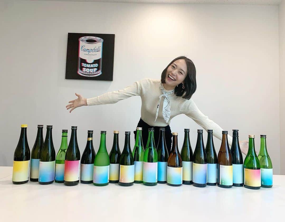 緑川静香のインスタグラム：「この度、佐賀県とタイアップしたオンラインイベント『2021 OPEN SAGASAKE』を明日、3月6日に行います😌🍶✨﻿ 私はライブコマースに出演します！﻿ 配信はどなたでも無料で観れるので皆様ぜひご参加ください❤️﻿ @opensagasake のプロフィール画面から特設サイトに飛べます✨﻿ ﻿ ○開催日﻿ 2021年3月6日(土)18:00〜﻿ (私の出演時間は20時頃〜です✨)﻿ ﻿ 〇内容﻿ ・2021”大願成就”ミニ講座&トークショー﻿ ・蔵元KAMPAIミーティング﻿ ・蔵元LIVEコマース🍶←ここ緑川❤️﻿ ・星座別2021年”大願成就”アドバイス　﻿ ・「""大願成就”Zoom背景」プレゼント﻿ -------------﻿ ﻿ このイベントの開催にともない、『2021 OPEN SAGASAKE』限定ボトルが各蔵元さんから発売されております✨(写真のものです！並べると圧巻😍)﻿ ライブコマースの時にも詳しくご紹介しますが、どんなラインナップかはサイトでぜひチェックしてみてくださいませませ☺️🍶﻿ ﻿ ライブコマース限定セットもあるとのこと💕﻿ 楽しみですね😌﻿ ﻿ この日はみんなで佐賀酒を盛り上げましょう🥰﻿ お逢いできるのを楽しみにしてます🙇‍♀️✨﻿ ﻿ @opensagasake  #opensagasake #日本酒 #占い #佐賀 #佐賀酒 #PR﻿ #しーたん日本酒録  #購入者の中から私のサイン入りチェキが当たるというプレゼントもあります﻿ #ぜひ観に来てください﻿ #配信URLは特設サイトか私のストーリーからでも飛べるようにしますね﻿ #それではまた明日❤️﻿」