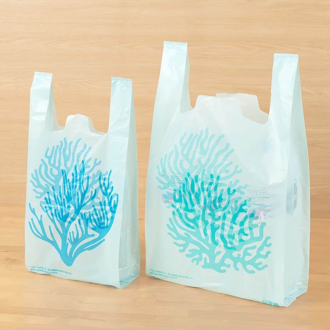 LOHACO（ロハコ）さんのインスタグラム写真 - (LOHACO（ロハコ）Instagram)「＼海洋ゴミ問題に貢献できる寄付金付きの「海をまもるレジ袋」を販売開始しました／  環境問題対策としてレジ袋有料化が2020年7月に開始され、皆さんの生活でもレジ袋に対する意識が変化したと思います。  バイオマス素材配合のレジ袋を販売することにより、従来のプラスチック製レジ袋より石油由来の資源の利用削減にはつながりますが、直接的なプラスチックごみの削減には至っていないのが現状です。   そこで、「寄付などの別の形で、プラスチック問題に少しでも貢献できないか」と考えたレジ袋の商品担当者からの相談で、まず一歩を踏み出しました。  実際に寄付をするのであれば、問題解決に直接役に立ち、寄付がどのように使われ、それによってどう貢献できるのか、お客様にも報告と説明ができて、その背景にある問題も知っていただくきっかけになる取り組みになればと考え、まずは海洋プラスチックごみ問題を調べることに。  調べていくうちに、国内で特に漂着ごみが多く、長年多量の海ごみに悩まされている長崎県対馬市の存在を知りました。  ボランティアや地元の漁業関係者と連携し、国内でもトップのごみの量を長年多額の費用を投入し回収していますが、どれだけ回収し処分をしても、次から次へと海ごみは流れてくるそうです。  私たちは、長崎県対馬市に対して寄付ができないかご相談させていただき、この寄付金付き「海をまもるレジ袋」が誕生しました。  寄付金は、「海をまもるレジ袋」のご購入金額（税抜）の3％を長崎県対馬市に直接寄付され、海ごみの回収や処理に役立てられます。  また、先日、対馬市とアスクルは海洋プラスチックゴミ対応等で協力・連携することを目的としたSDGs連携協定を締結しました。  締結を通じてSDGsの目標に一層取り組み、サーキュラーエコノミーによる地域の活性化と地方創生の実現を進めていきます！   「海をまもるレジ袋」自体もバイオマスポリエチレンを25％使用し、環境に配慮した日本製のレジ袋です。  地球上で多様な生態系を持ち「地球の肺」とも呼べれるサンゴ礁が描かれたデザインは、デンマークのデザイン集団「Bold」によるアスクルオリジナルデザイン。  より広い生態系の象徴としてサンゴをデザインモチーフとし、重ねることで私たちの毎日の積み重ねが環境への負荷軽減につながるように、というメッセージも込められています。  1袋100枚入りで、サイズは460×210×130mmと530×300×140mmの2種類。   ご家庭でのご使用はもちろん、お店での無料配布や有料販売も可能な仕様で、表面には有料販売に便利なバーコードが印刷されています。  お客さまとともに支援の輪を広げられる寄付金付きの「海をまもるレジ袋」を宜しければ、ぜひチェックしてみてください。  ＿＿＿＿＿＿＿＿＿＿＿＿＿＿  ▼Instagramで紹介した写真の詳細は プロフィール @lohaco.jp から♪  ▼商品のURLはこちら https://685.jp/3qlYoAK ＿＿＿＿＿＿＿＿＿＿＿＿＿＿＿   #対馬市 #askul限定 #アスクル限定 #海をまもるレジ袋 #レジ袋 #寄付 #寄付金 #海を守ろう #ビーチクリーン #海洋ゴミ #ゴミ問題 #海洋ゴミ問題 #エシカル #エシカルライフ #エシカル消費 #エシカルな暮らし #サステナブル #サスティナブルライフ #サステナブルな暮らし #地球に優しい #地球に優しい暮らし #日々の暮らし #暮らし #くらし #ロハコ #LOHACO #askul #アスクル」3月5日 17時59分 - lohaco.jp