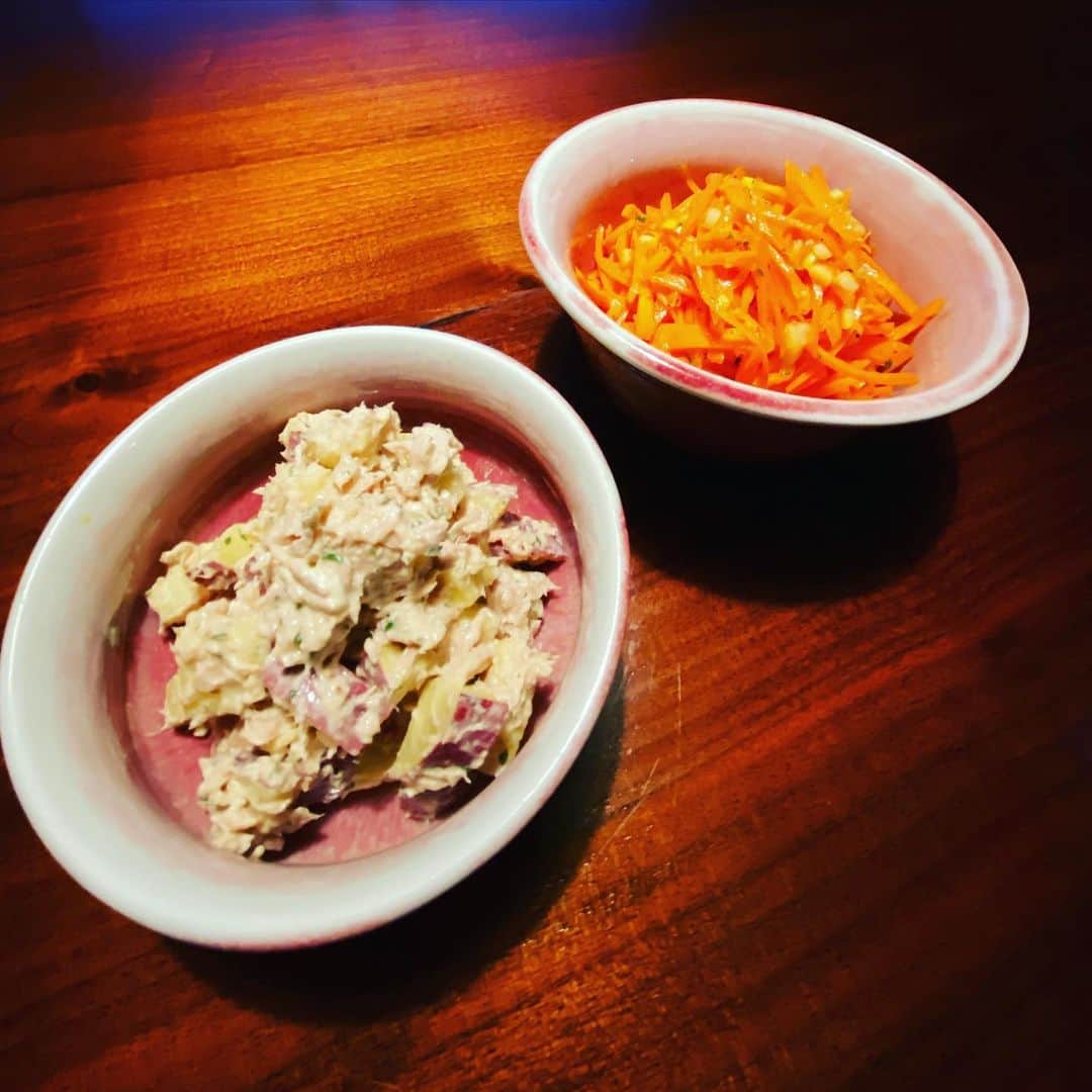 高岡早紀 さんのインスタグラム写真 - (高岡早紀 Instagram)「娘のお迎え前に、取り敢えず副菜を2品。 さつまいもとツナのサラダ。 いつものニンジンラペに"ガーリックスプラウト"で味のアクセント。  #早紀おウチごはん」3月5日 17時52分 - saki_takaoka