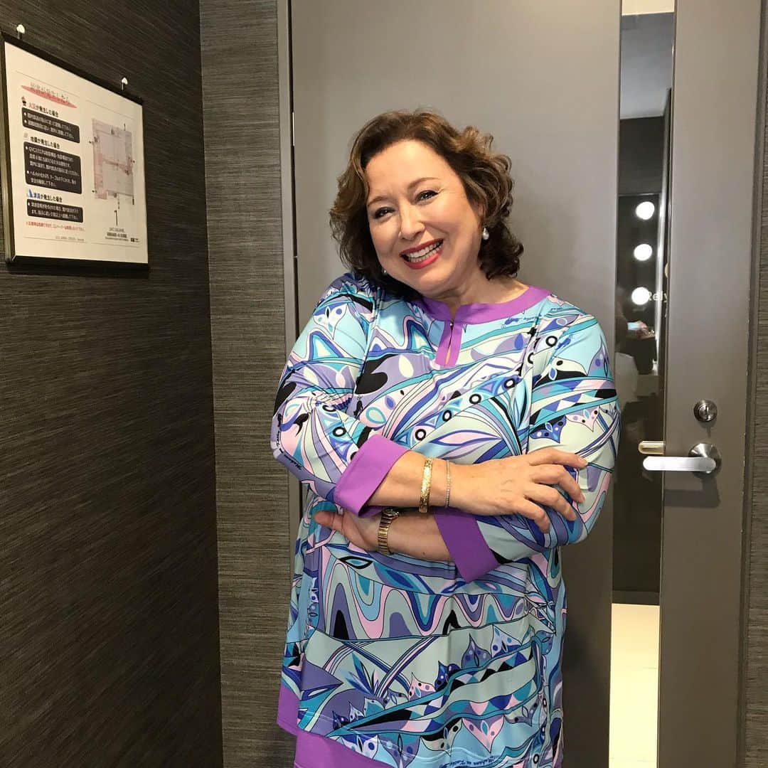キャシー中島さんのインスタグラム写真 - (キャシー中島Instagram)「18:00から2回目が始まります。 今回からの新しい洋服もあります。まずはこの色のチュニックを着てスタートです。#キャシー中島#マカナナキャシー#QVC#」3月5日 17時52分 - official_kathynakajima