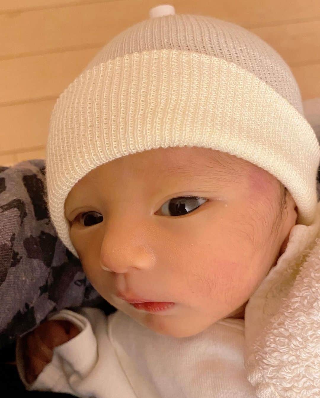 下田美咲さんのインスタグラム写真 - (下田美咲Instagram)「【ご報告】 先日、第二子となる男の子を無事に出産しました！可愛い赤ちゃん…というより、なんかカッコいいイケメンが生まれてきたな、という感じだったよ(^-^)  出産についての詳細は、またマタニティレインボー日記にて、投稿していきます！色々と予想外なことの連続で、価値観がアップデートされまくった体験となりました…というか今のその渦中に居ますが。  今回の出産に付随しておきた出来事や、そこで私が感じたこと、考えたこと、思ったこと…いろんな形で文章にして、下田美咲読者の皆様に向けて共有していく予定なので、お楽しみに(^-^)  出産って、やっぱり凄いインパクトだなぁ、って改めて感じているよ。  生まれてきてくれて、ありがとう。 あなたのことが育てたくて育てたくて産ませて頂きました、という気持ちです。 幸せに暮らしていこうね！！  子育ての楽しさを教えてくれた長男と、2人目を考えられる環境を作ってくれた旦那さんと、2人の子を育てられる経済力を身に付けさせてくれた読者の皆様のおかげで、つまり本当にたくさんの人の行動に支えられて、実現できた出産でした。親になるって、めちゃくちゃ勇気がいることだからさ、それは2人目でも改めてそうで、1人と2人は大違いだから、31年かけてコツコツと手に入れてきた勇気によって、やっとこの子を産めました。産めて嬉しいです。  私にあらゆる形で勇気を与えてくれて、次男に出会わせてくれた皆様、ありがとう！ 子育て、楽しみます。 そして沢山のエッセイを書こうと思います。  #新生児 #おとこのこベビー  #次男 #出産 #産まれました」3月5日 17時52分 - shimodamisaki815