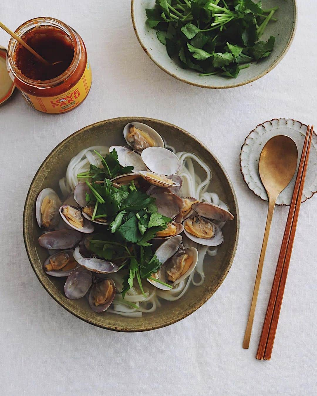 樋口正樹さんのインスタグラム写真 - (樋口正樹Instagram)「Pho Noodle Soup . お昼にあさりのフォーで、 パクチーの代用で三つ葉、 お好みでラブパク加えて。 . ラブパクって三つ葉にも とっても合うのですよー。 パクチーが苦手な方には この組み合わせがお勧め！ 👉@lovepakcheesauce . . #あさりのフォー #フォー #三つ葉 #ミツバ #あさり料理 #汁麺 #ラブパク #ラブパク食堂 #エスニック #万能調味料 #新定番 #新感覚 #相性抜群 #絶対美味しいやつ #おうちごはん #pho #noodle #vietnam #phosoup #phonoodlesoup #lovepaku #lovepakcheesauce」3月5日 12時40分 - higuccini