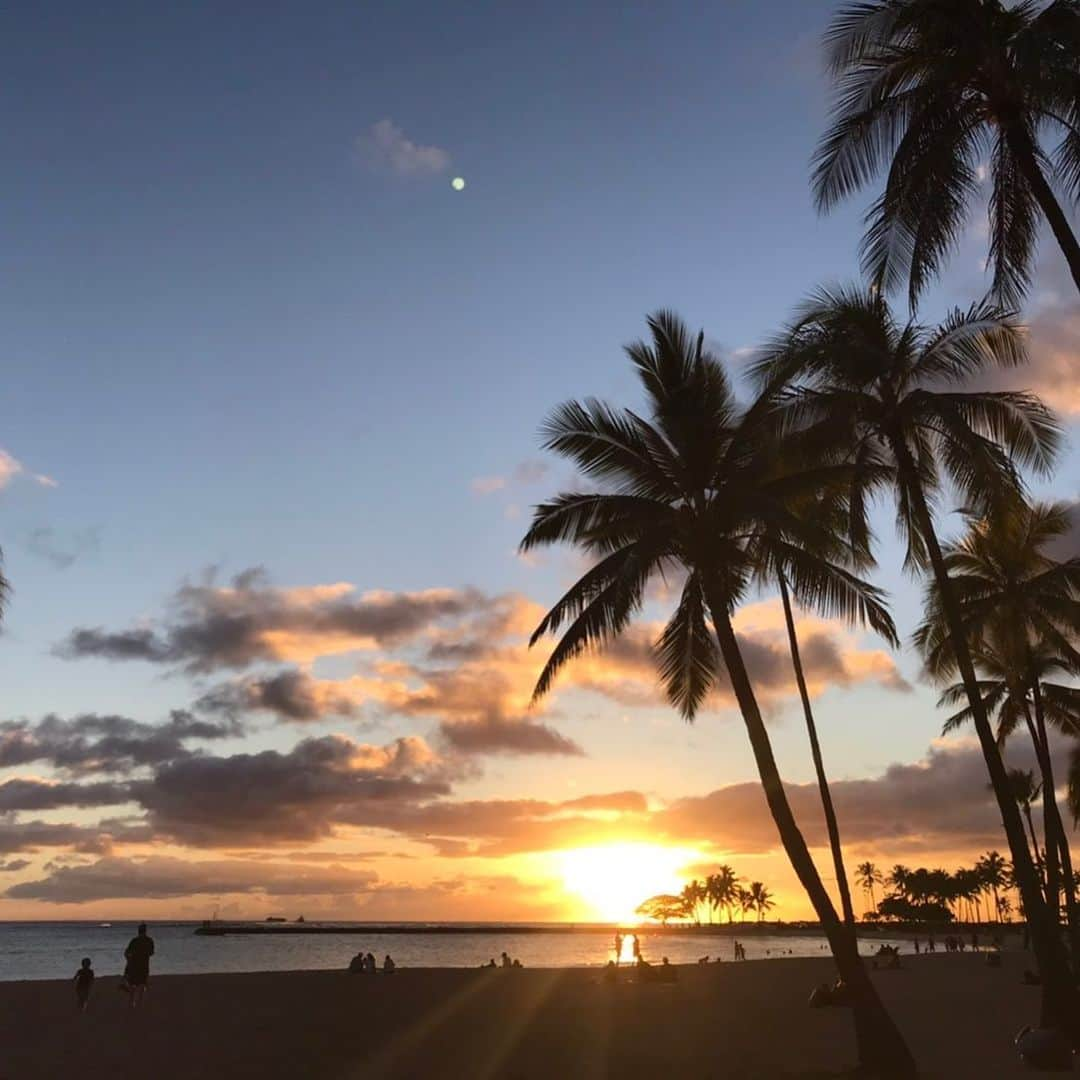 西澤良磨さんのインスタグラム写真 - (西澤良磨Instagram)「I love this moment in Hawaii.﻿ ハワイでのこの瞬間が大好きやわ。﻿ ﻿ 腹減ってきた。﻿ ﻿ #パーマネントトラベラー #旅育児 #人生は旅だ #ハワイ #暗号通貨 #夕日 #permanenttraveler #lifeisajourney #cryptocurrency #hawaii #sunset」3月5日 13時22分 - ryomaworld