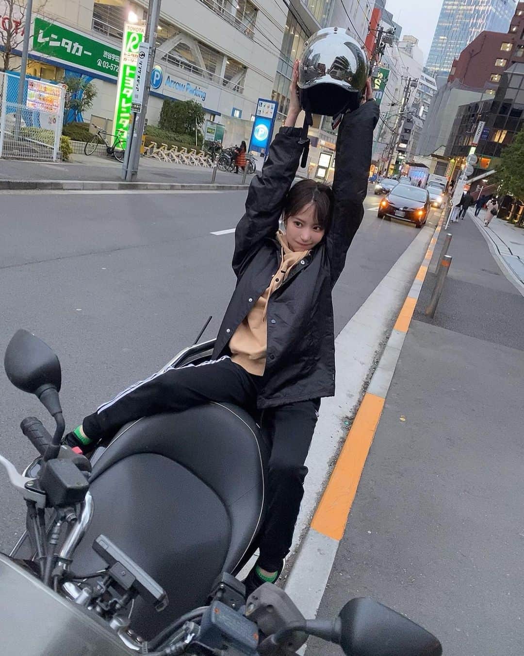 桃乃木かなさんのインスタグラム写真 - (桃乃木かなInstagram)「車酔いしてしまうので支障がなければいつもバイクで移動したいです🏍  #マネージャーさんのバイク」3月5日 13時23分 - kana_momonogi
