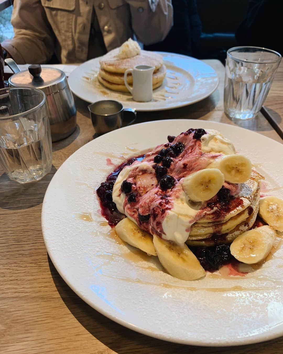 山本真莉さんのインスタグラム写真 - (山本真莉Instagram)「🥞☕️👩‍👩‍👧  少し前、大切な人たちとパンケーキを パンケーキなんて何年振りに食べたんだと考えながらお腹いっぱいになって 甘いもの大量に食べられなくなったなぁとひしひしと  お互いの近況報告 少しの時間だったけれど、 やっぱり話す、聞く、は大切で また面白いことを一緒にできたらいいなぁと話しました！、、、必ず！ 思い出話は過去の栄光に浸ることではないよ！  #pancakes #friends #mylove #パンケーキ #友達 #愛しい人たち」3月5日 13時32分 - ymmryl