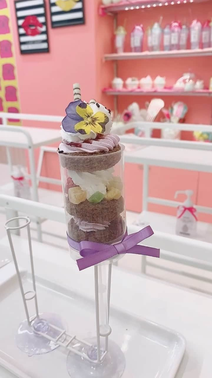 SHINOのインスタグラム：「海外で人気のかわいいポップアップケーキが作れまーす🍰 好きなクリーム好きなスポンジを選んでデコレーション♬ #ポップアップケーキ #ケーキ #手作りケーキ #かわいい #おいしい #インスタ映え #instagenic  #Photospotcafe #海外で人気 #パーティー #フィンガーフード #パーティーケーキ #ポップアップ #エディブルフラワー  #エディブルフラワーケーキ #デコ #デコレーション #なんば #駅近 #スポッチャ前 #25歩 #600円 #なんばカフェ #ミナミカフェ #大阪カフェ  #バタフライピー #バタフライピーティー #ぷらすみゅーじあむ #プラスミュージアム #plusmuseum  @plus_museum」