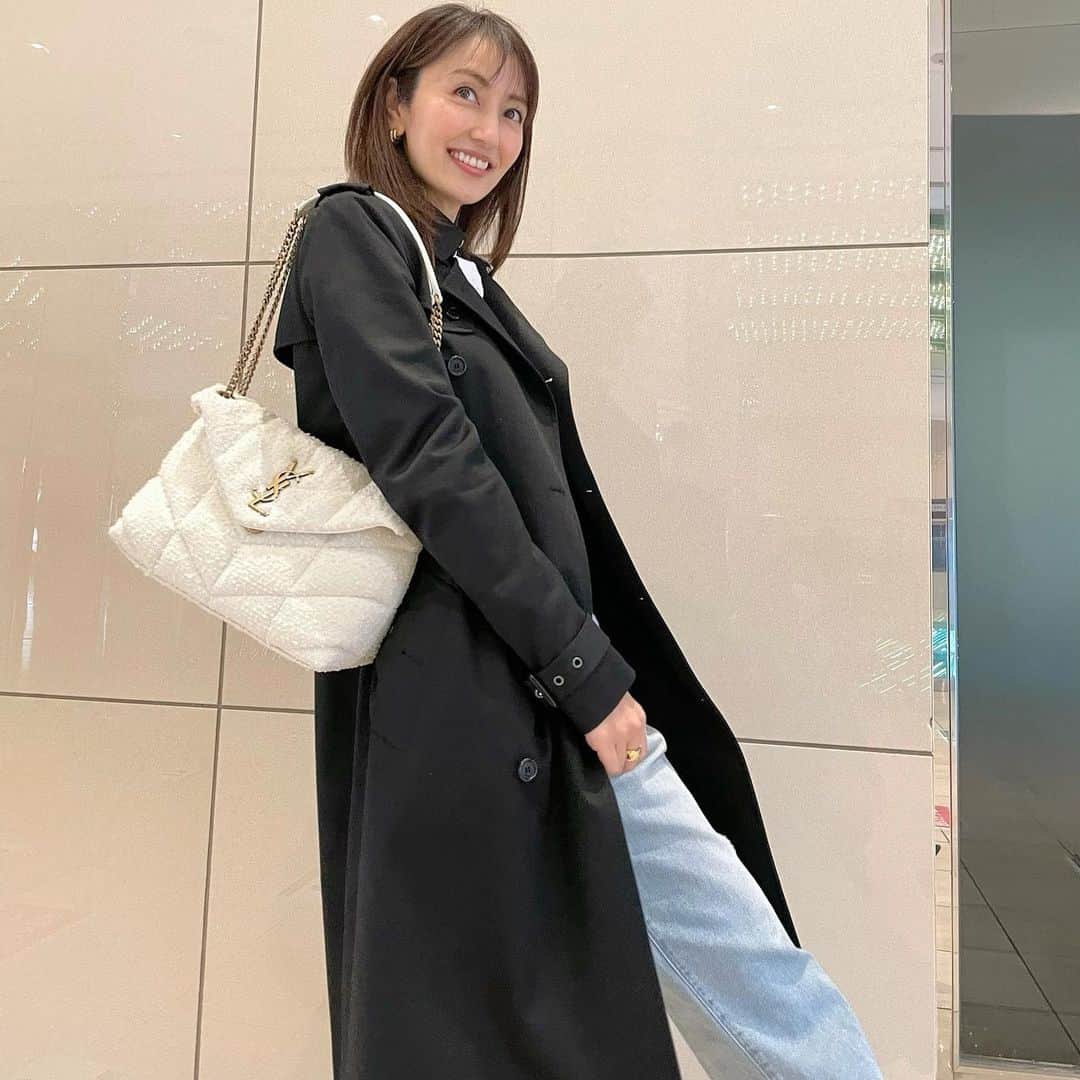 矢田亜希子さんのインスタグラム写真 - (矢田亜希子Instagram)「黒トレンチコート。 #私服#この時期トレンチコートの出番#今日は黒#真っ白バッグ❤️#新作バッグ#ダボっとデニム#2サイズ上げて腰履き#5年くらい前の#お気に入り トレンチコートとバッグは#サンローラン#saintlaurent @ysl  白Tシャツ#プチバトー　 デニム#woadblue @woadblue_official」3月5日 13時52分 - akiko_yada