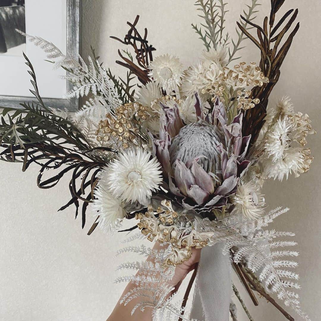 畑野ひろ子のインスタグラム：「@willgarden_official  引き続き人気のプロテアホワイトブーケ。  #flowers #bouquet #dryflower #artificialflower #サスティナブル #gif #willgarden」