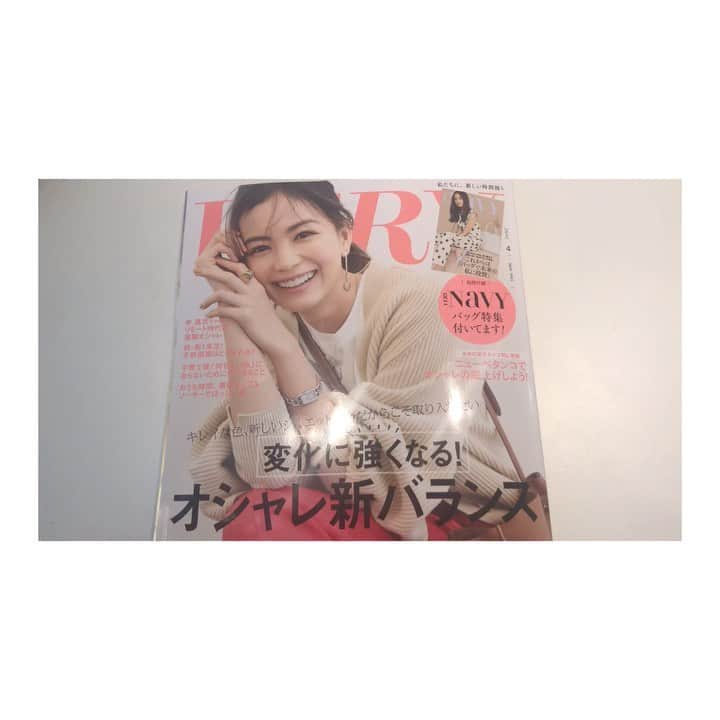 井川祐輔のインスタグラム：「【Next stage編】﻿ ﻿ 以前の投稿で、﻿ 井川家が香港から帰国した理由を書かしてもらいました。﻿ 僕は僕で人生の目標があり、﻿ 妻は妻で自分の人生のゴール設定があります。﻿ 現役時代、﻿ 常に僕をサポートしてくれて僕の人生により寄ってくれた妻。﻿ 香港がデモやコロナで大変な時期に彼女なりに思うところがあり、帰国して自分の人生を謳歌する選択を決断しました。﻿ ﻿ 今まで旦那の人生に120％尽くしてくれた妻の決断に、僕としては応援したい気持ちと今までの感謝の気持ちがあり、﻿香港国際空港で家族の背中を見届けました。﻿ ﻿ 自分のやりたい事を実現させるために、色々と苦労を重ねたみたいですが、妻の側には井川家が信頼するビジネスパートナーがおり、充実した楽しい日々を過ごしているみたいで、﻿帰国の決断が間違いではなかったと安堵しています。﻿ ﻿ 彼女達のビジネスは、産声をあげたばかりの赤ん坊みたいな規模ですが、夫として精一杯のサポートをしたいですし、彼女達の笑顔を見れるよう陰ながら応援したいと思います。﻿ ﻿ 近々、﻿ 彼女達からプロダクトについてお知らせが届くと思いますので、楽しみに待っていてください‼️﻿ ﻿ 引き続き井川家をよろしくお願い致します。﻿ ﻿ 井川 祐輔﻿ ﻿ #ビジネス﻿ #起業家﻿ #井川沙耶香﻿ #妻﻿ #サラリーマン﻿ #井川祐輔﻿ #夫﻿ #サラリーマン﻿ #中年サラリーマン﻿ #井川家﻿ ﻿#very #女性誌 #ファッション ﻿ ﻿ ﻿ ﻿ ﻿ #valentineday﻿ #love﻿ #family」