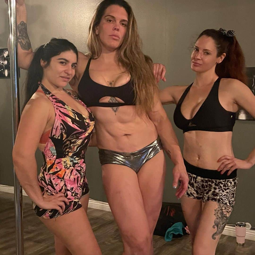 のインスタグラム：「Meu bonde! segura que vem pedrada forte! . . 🚨  Big news coming up! what’s next for me?  💰  see u from the rooftop 🔝📈 📺  @laurenlmanzano @alexandria_camille @lupitpole @pleasershoes」
