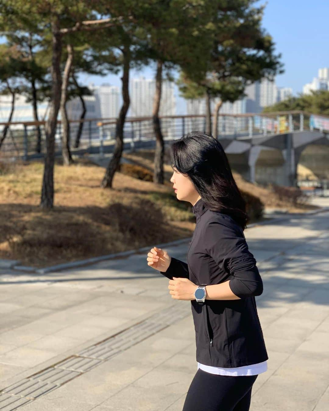 イ・ミナのインスタグラム：「#제품협찬 “Find Your Balance” 언제나 저와 함께하는 운동! ⚽   복잡하고 정신없는 하루가 끝난 후 운동을 하면 마음이 정리되고 잡생각이 날아가면서 저만의 균형을 찾게 도와주더라구요 😊   몽블랑 서밋 라이트로 건강한 삶의 균형을 찾아보세요 🤍 #몽블랑 #SummitLite #MontblancTech #Findyourbalance」