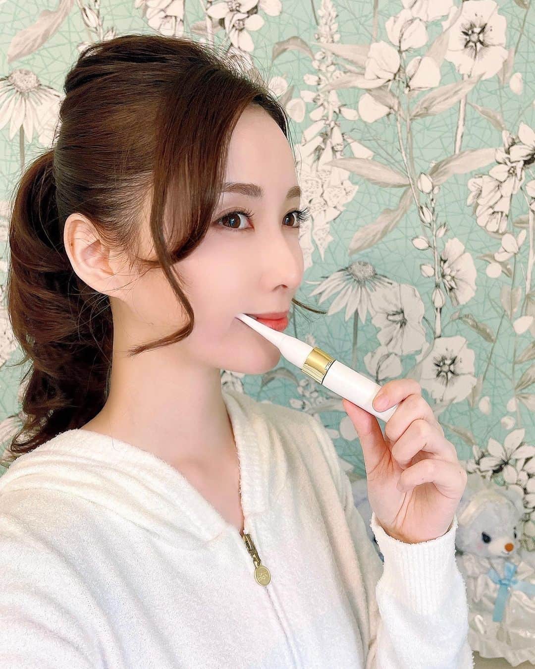 瀬戸早妃のインスタグラム：「電動歯ブラシを初めて使いました🦷💚 すごく良い…😳✨ 歯がとってもツルツルになるし、持ち運びにも便利な大きさ(全長16cm)💚 . 「奇跡のフルスロットル」は、１分間に約22,000ブラシストローク（モータの１回転を２ブラシストロークとして算出）という高速振動により歯をブラッシングするので、奥歯や歯のすき間も磨きやすく、効果的に歯垢を落とすそうです💚 . ┈┈┈┈┈┈┈┈┈┈┈┈┈┈┈┈ クーポンコード【plievesaki】 入力で、600円お得に買えるます🎶 是非お試し下さいね🦄✨ ┈┈┈┈┈┈┈┈┈┈┈┈┈┈┈┈  @kisekino_fullthrottle  #奇跡のフルスロットル #奇跡の電動歯ブラシ #磨くじゃないなぞるだけ #オーラルケア #電動歯ブラシ #電動歯ブラシデビュー #白い歯 #ホワイトニング #PR」