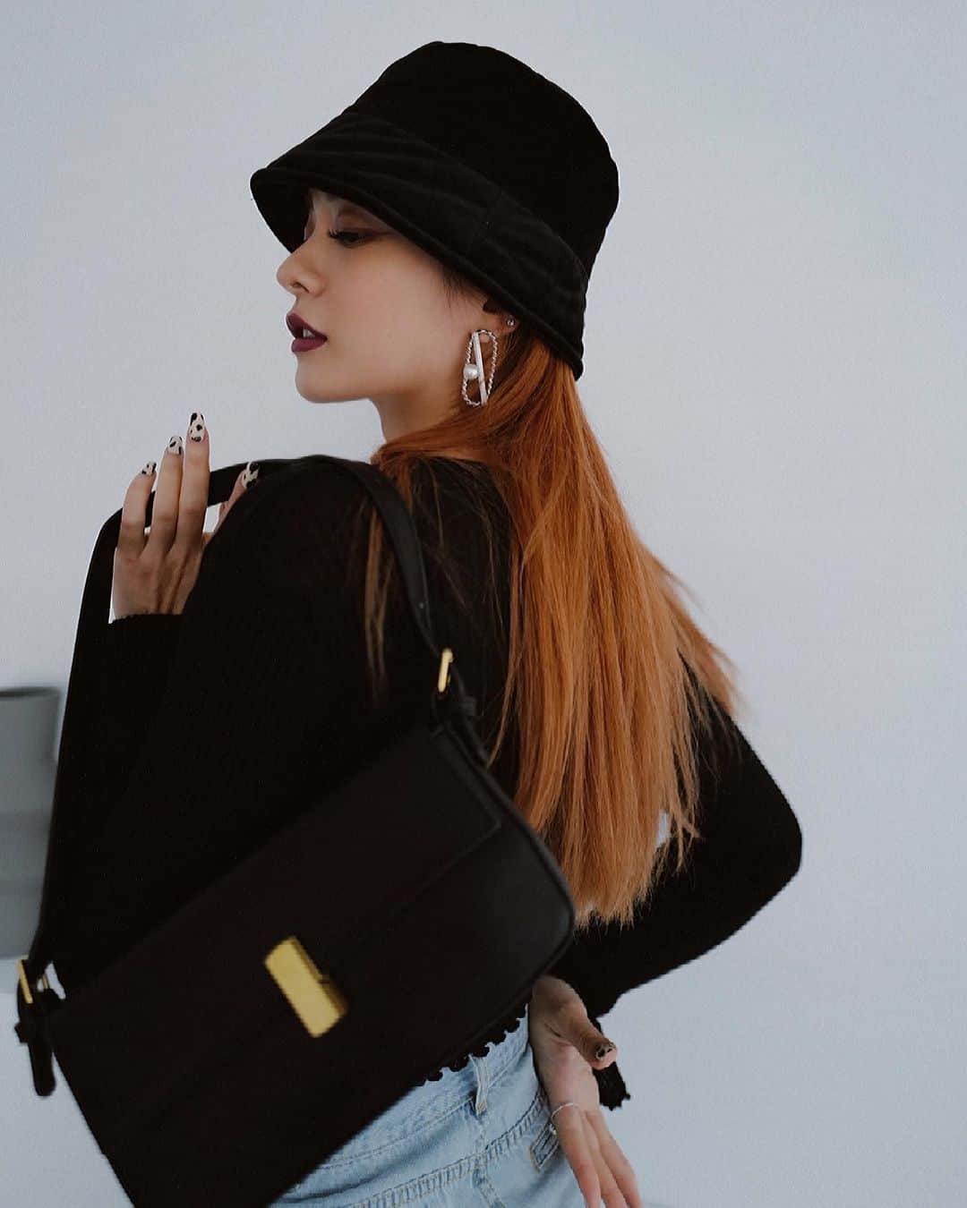 林咖安（Lyla）のインスタグラム：「It’s Friday✨  你的御姐已上線🙈 @______loved______ BAGS🤎 漂漂亮亮😘  #newarrivals  #accessoriesoftheday  #casualstyle」