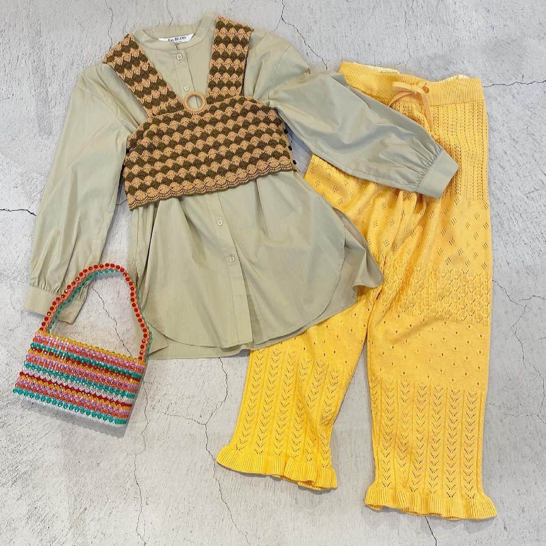 BEAMS WOMEN SHIBUYAのインスタグラム：「【Recommend style!!】� � 通信販売も承っております🦖� お電話にて、お気軽にお問い合わせ下さい。� ☎︎03-3780-5501� � #tokyo_mix_style_beams_women_shibuya � －－－－－－－－－－－－－－� � ・shirt【Ray BEAMS】� 63-11-0342-462� ¥9,800-� � ・bustier【babaco】� 61-04-2128-501� ¥19,800-� � ・pants【BEAMS BOY】� 13-24-0992-126� ¥16,280-� � ・bag【Susan Alexandra】� 61-61-1598-989� ¥34,100-� � #babaco #susanalexandra  #beams#beams_women_shibuya#raybeams##ビームス#レイビームス#ビームスボーイ�」