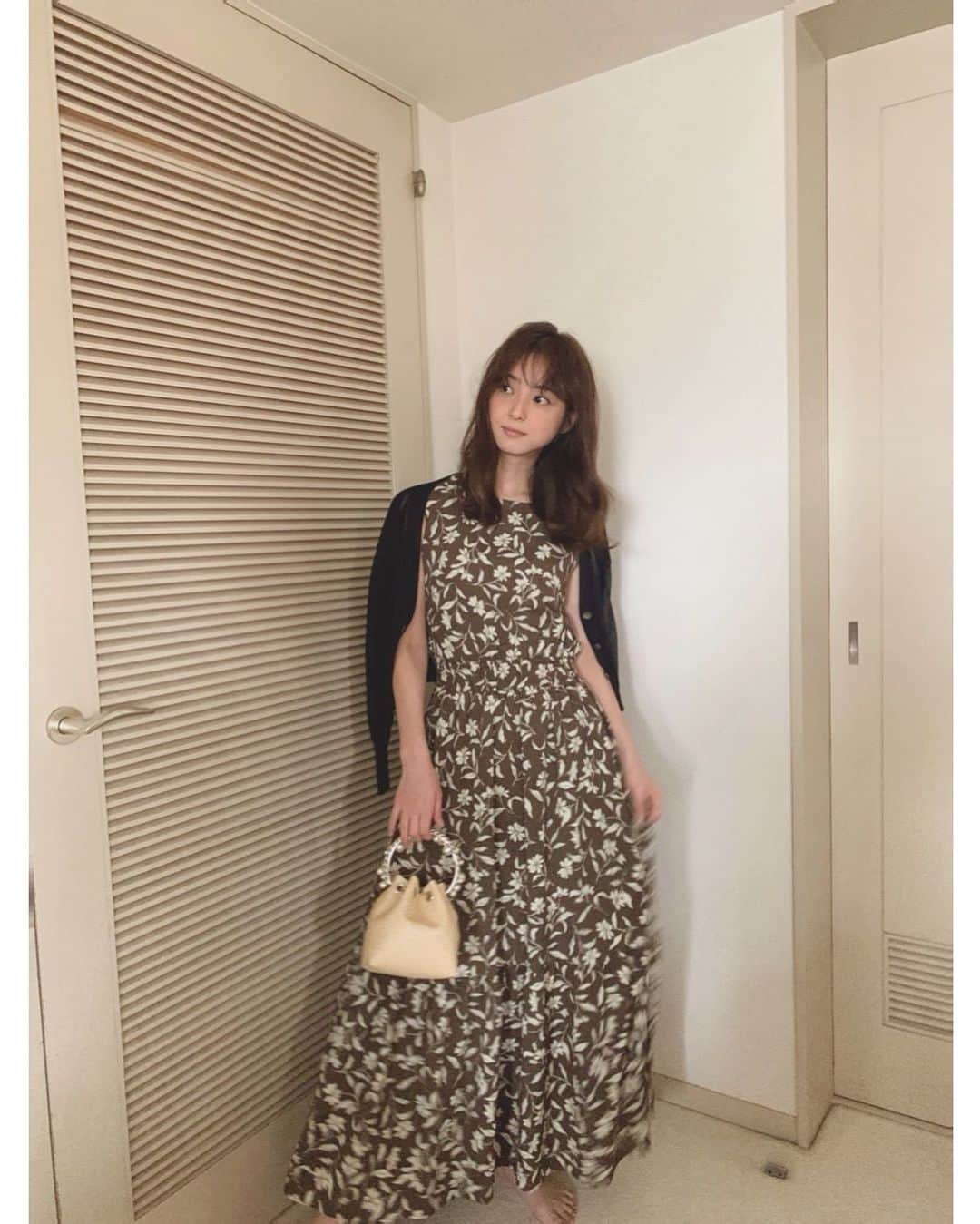 のインスタグラム：「私服。 one-piece.cardigan#iNtimite bag#JIMMYCHOO」