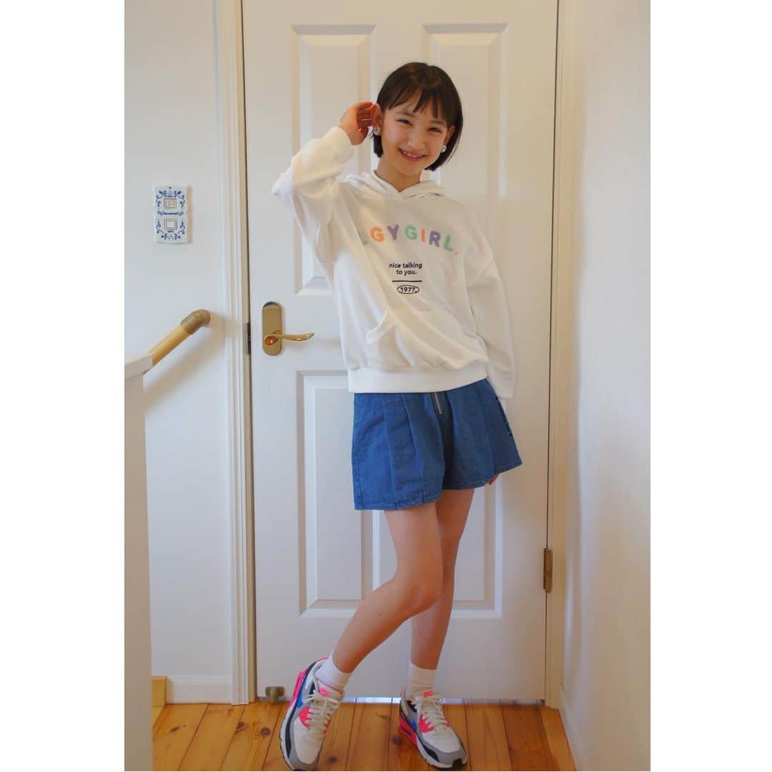 ニコ☆プチのインスタグラム：「リナの「元気をお届けコーデ」🌞﻿ ﻿ ﻿ 色づかいが絶妙💕　春が待ち遠しいね！﻿ ﻿ ﻿ ﻿ 💌リナからみんなへメッセージ💌﻿ 私はポップな感じのコーデをしてお出かけしたりしています。皆さんもいろんな服を着てみてね！　﻿ そしてかわいい服があったら教えてほしいな☆﻿ これからもよろしくね！﻿ ﻿ ﻿ #ニコプチ﻿ #川口莉奈﻿ #プチモの私服」