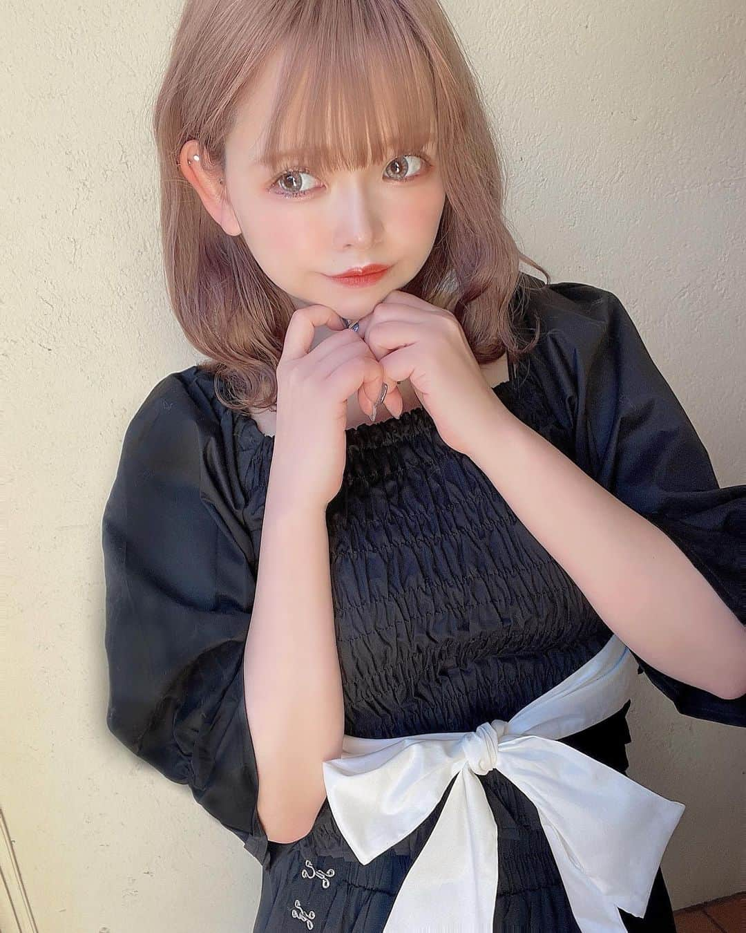 つぐみるんさんのインスタグラム写真 - (つぐみるんInstagram)「リボンがかわいいプリュームブラウス🎀﻿ ﻿ 二の腕のところがふわっとしていて﻿ 首下がスクエアネックになってるから﻿ 着痩せもできるし﻿ 大人ガーリーで可愛い🐰💭💕﻿ ﻿ ﻿ @miia_official ﻿ ﻿ リボンは前後どちらでも◎﻿ ﻿ 取り外しもできて﻿ オフショルでも着れるから﻿ 気分によって変えれるのもうれしい〜！﻿ ﻿ ﻿ ﻿ 📢3/5(金)限定¥1,000 OFFクーポン配布中﻿ ﻿ ﻿ ﻿ #miia #miiasnap #プリュームブラウス ﻿」3月5日 15時32分 - __315run