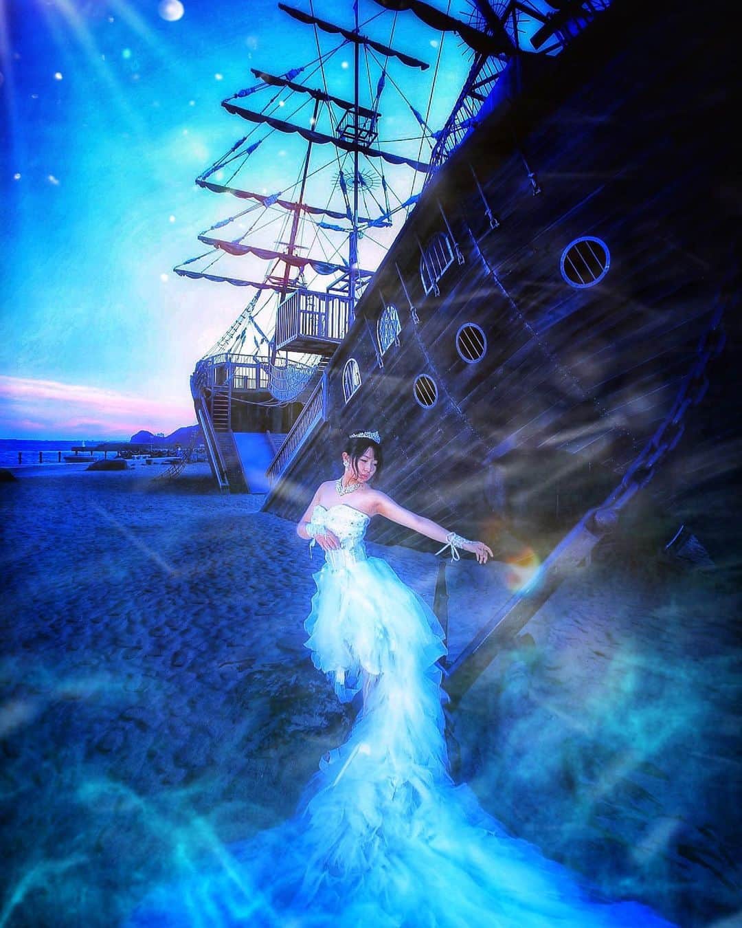 舘林佳史のインスタグラム：「沈没船と人魚姫🧜‍♀️🥰💓  大好評ドラマティックフォトウエディング撮影受け付け中〜😘  ﻿ ﻿誰でも物語の主人公になれるをキャッチコピーに﻿ ドラマや映画の物語のワンシーンの様なDramaticStoryPhotと言う名前で活動作品作りをしています。﻿ ﻿ 大好評のドラマティックフォトのご依頼はこのクオリティーで30000円〜(ほぼ諸経費)で受け賜わっています)^o^( ﻿ ﻿ 素敵な作品を一緒に作りたい！コラボレーションしたい 美容師・メイクアップアーティストさん ・服飾デザイナーさんクリエイターさんも随時募集中です✨﻿ ﻿ お姫様になりたい👸物語の主人公になってみませんか^ ^⁉︎.﻿ ﻿ ﻿ たった一枚の写真で人生が変わる‼️﻿ ﻿ ﻿ ✨作品作り体験モデルに興味がある方 ドラマティックフォト依頼 撮影依頼 体験モデル募集﻿ ﻿ ①お名前②地域③年齢④身長⑤LINE ID⑥応募理由やお問い合わせ内容⑦最近の髪型スタイルの分かる写真をDMまたはメール下さい✨﻿ ﻿ 📩contact@dramaticphoto.jp﻿ ﻿ モデル宣材撮影 コンポジ Book作り プロフィール撮影 ブライダルフォト記念撮影 衣装レンタル 成人式 着物 ドレスロケーションフォト スチール サロンモデル撮影 写真集等撮影のご依頼何でもお気軽にお問い合わせDM下さい✨📩 .﻿ ༚┈❁┈༚༝༝༚┈❁┈༚༝༝༚┈❁┈༚༝༝༚┈❁┈ ༚༝༝༚┈❁┈ . ．﻿ #人魚姫#人魚#ファンタジー#ディズニー#プリンセス#ウエディングフォト#ウエディング#ウエディングドレス#夢の国#フォトジェニック#プロモーション撮影#ドラマティックストーリーフォト#インスタ映え#作品作り #撮影依頼#シューティング#撮影依頼募集中 #ファインダー越しの私の世界 #写真を撮るのが好きな人と繋がりたい  #ストロビスト#ポートレート#ポートレートモデル#モデル募集#被写体#カメラマン#フォトグラファー#photographer」