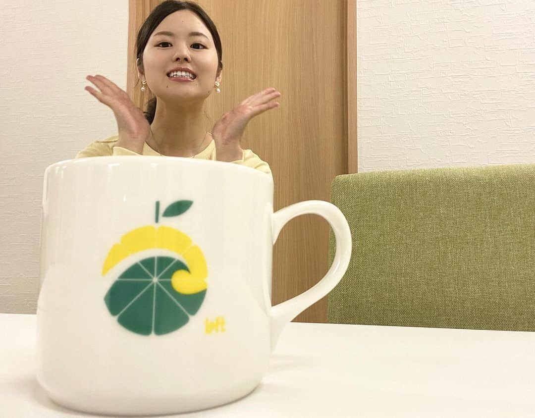 宮本佳奈さんのインスタグラム写真 - (宮本佳奈Instagram)「＊ ＊ かわいらしいマグカップ❣️ ＊  今日オープンした、 県内初出店の あのお店の限定商品です！ ＊  日向夏と波をイメージした、 宮崎らしいオシャレなロゴ✨ ＊  かわいさにテンションが上がって トリック写真風にパシャリ😉💓 ＊  マグカップから飛び出て見えるよう 色々試した結果こうなったのですが... ＊  遠近法を使って 一生懸命首を伸ばしたら なんだか痩せて見える？ ということに気付いたので、 今後使っていこうと思います😏❤️ ＊  取材の内容は 今日夕方6時15分から放送の 「MRTニュースNext」で❣️ ＊  #取材 #アナウンサー #キャスター #宮崎 #miyazaki #初出店 #県内初出店 #loft #ロフト #宮崎ロフト #オープン #限定 #マグカップ #ロゴ #トリック写真 #photo」3月5日 15時41分 - mrt.miyamoto