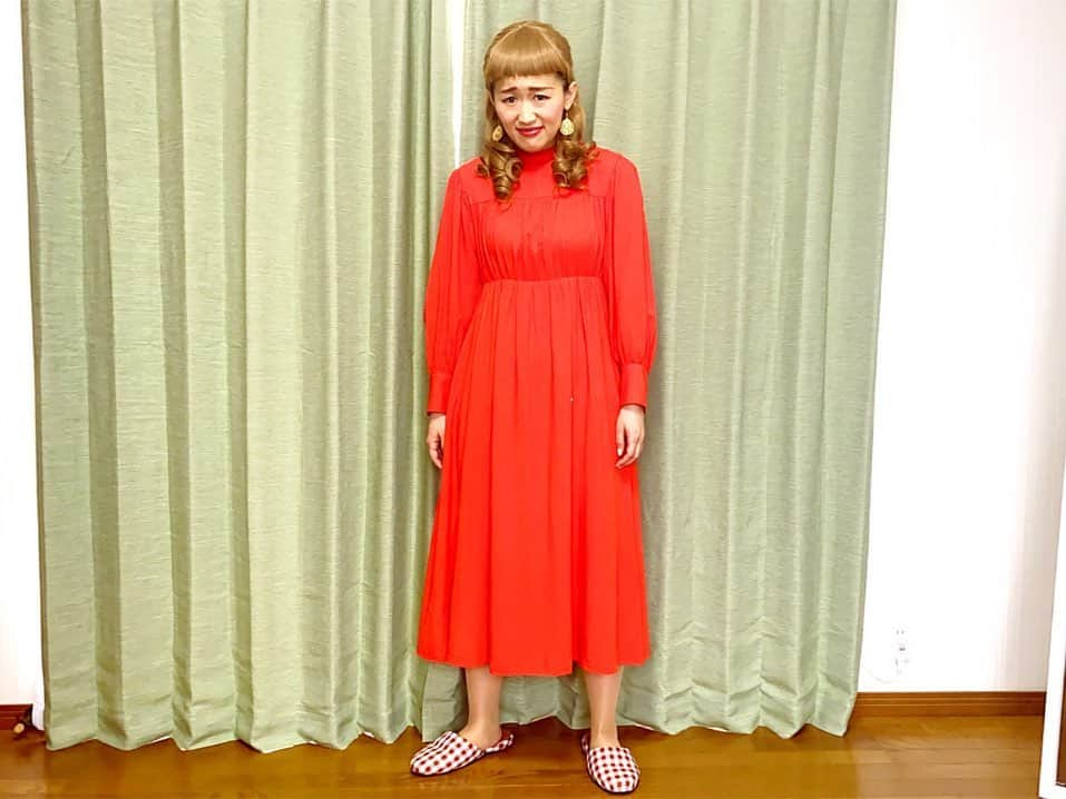 沙羅さんのインスタグラム写真 - (沙羅Instagram)「先日、アゴが外れるほど髪の毛を綺麗にしてもらいました💇‍♀️あ、髪の毛とゆうか、どちらかとゆうとカツラなんですけど、カツラのような髪の毛であり、髪の毛のようなカツラでもあります。わかります？？？﻿ ﻿ #久々の名古屋ロケ🍤 #やっぱり名古屋好き🍀 #丸山桂里奈 ちゃん⚽️﻿ #ものまね #沙羅﻿ #今日は本並さんはいないです🇮🇹﻿ #この前、別の撮影で﻿ #本並さん&まるかりちゃん夫妻にお会いした際に﻿ #かつらをかぶって﻿ #必死にまるかりちゃんのふりしてるのに﻿ #「あ、沙羅ちゃんや！」と本並さん。﻿ #「あ、沙羅ちゃん元気☺️？」とまるかりちゃん。﻿ #😭😭😭笑笑﻿ #なんとも微笑ましいご夫婦です🍀﻿ #いつもありがとうございます❤️﻿」3月5日 15時46分 - sarapika128