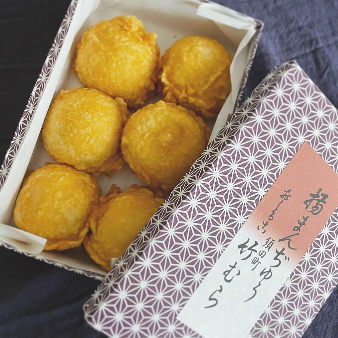 上村若菜のインスタグラム：「. 美しい揚げまんじゅう🌸🍡  thank you @yukokai_tokyo @hirokiyasumune 🙏 . #揚げまんじゅう #竹むら#あんこ好きにはたまらない🤤」