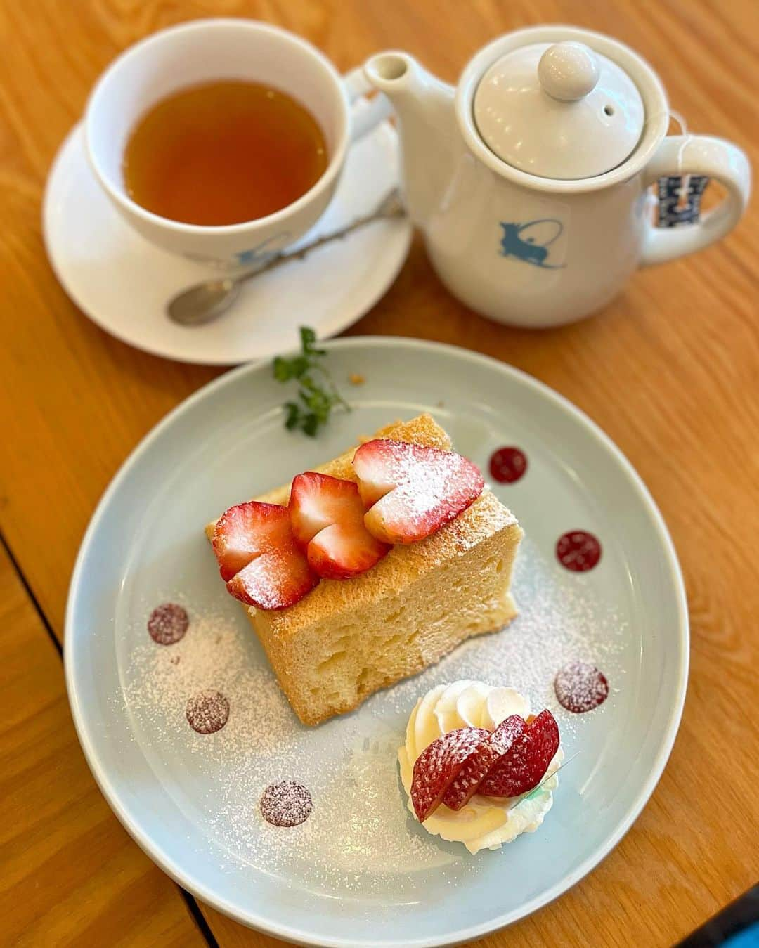 もーさんさんのインスタグラム写真 - (もーさんInstagram)「╰(*´︶`*)╯♡ ♡♡♡ 尼ヶ坂にある可愛いカフェ☕️ ・ 📍Cade De Lyon Palette @cafedelyonpalette  @cafedelyon  @cafedelyonbleu  ・ ◎シフォンサンド　いちご🍓 ・ パフェの中に入ってるのは 食べた事あるけど そのままのシフォンケーキは初めて💕 ふっわふっわで 口のなかでシュワってなる〜😆 んーー♡美味しい(๑>◡<๑)♡ ・ いちご🍓のってると🍓 めちゃ可愛いね😍 ・ カフェクリーム？ いっぺんに入れたらこぼれちゃった😆 プロみたいに出来ないねー笑 ・ 新しいパフェ苺🍓モンブランも美味しそうで気になるよぉー😍 ・ ・ 〜＊〜＊〜＊〜 #カフェドリオン #カフェドリオンパレット #カフェドリオンブルー #シフォンサンド#いちごサンド#尼ヶ坂#尼ヶ坂カフェ #名古屋カフェ#名古屋ランチ巡り #名古屋カフェ部 #名古屋インスタ交流会 #cafemiru_愛知 #あいなご#ナゴレコ#genic_cafe ＃グルメディア#genic_sweets #travel #インスタグルメアワード2021 #東海のカフェ時間 #retrip_cafe #retrip_nagoya #ルトロン#名古屋スイーツ」3月5日 15時55分 - mouusan