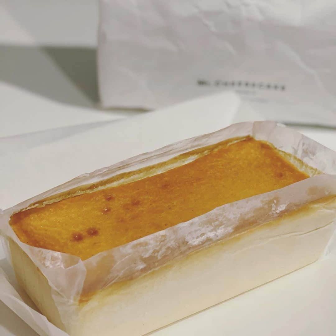 本田朋子さんのインスタグラム写真 - (本田朋子Instagram)「Mr.CHEESECAKE♡ 口に含むとすぐに溶けてしまう儚さ👏 越後姫🍓と合わせると最高でした❤️  #mrcheesecake  #チーズケーキ #お取り寄せ #越後姫」3月5日 15時58分 - tomoko_honda_official_phonics