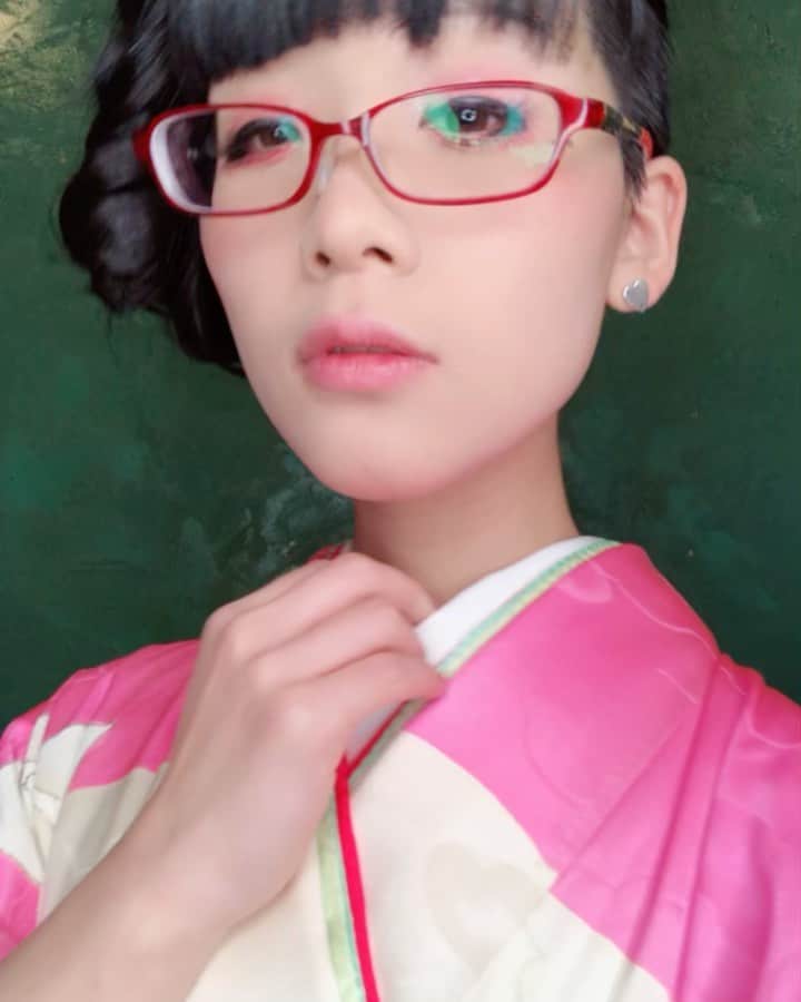 北見えりのインスタグラム：「Japanese traditional Furisode! 着物葉月さんで買った振袖だよ〜 . . . #erikitami #北見えり #japanesegirl #cute #japaneseculture #kimono #furisode」