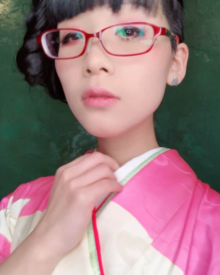 北見えりのインスタグラム：「Japanese traditional Furisode! 着物葉月さんで買った振袖だよ〜 . . . #erikitami #北見えり #japanesegirl #cute #japaneseculture #kimono #furisode」