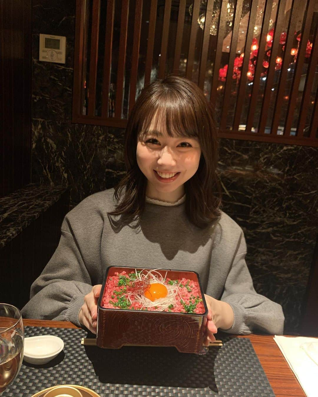 安藤咲良さんのインスタグラム写真 - (安藤咲良Instagram)「. またいつか食べたいな〜！！ 生肉大好きです😍 . 本日も17Q！！21時からスタート！ よろしくお願い致します☺️ . #牛トロ重 #銀座koso #過去pic」3月5日 18時10分 - sakura.ando