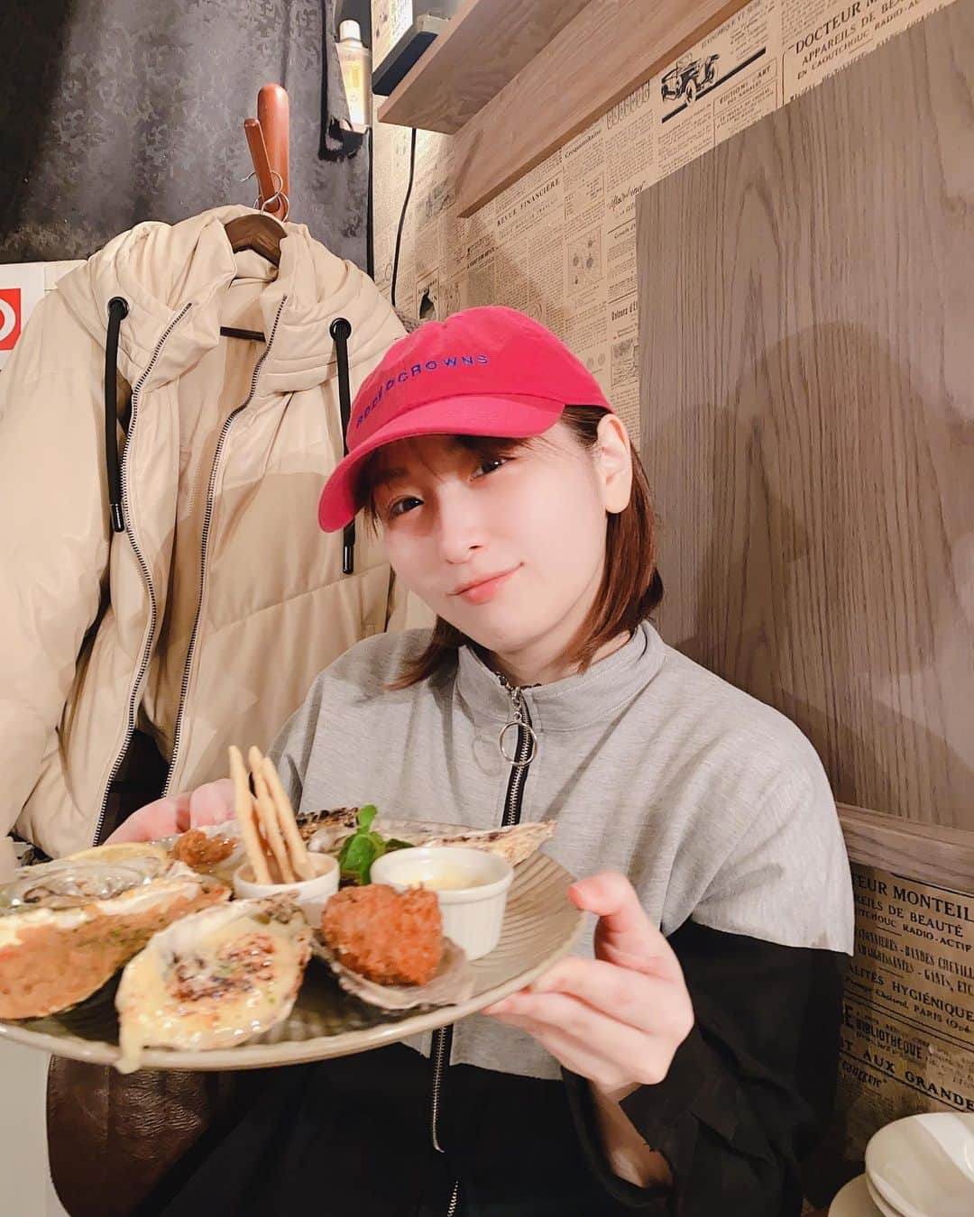 吉田実紀のインスタグラム：「牡蠣が食べたくて食べたくて食べたくて😂😂😂 食べに行ってしまいました！！！！！！ いやでも牡蠣以外のお料理にも惹かれまして。 . . . 店員さんに牡蠣以外でオススメを聞いたらキノコとトリュフのリゾットとデザートのピスタチオバスクケーキ❤️ . . . いや牡蠣も当たり前に美味しかったけど他のお料理も美味しかった☺️ また行きたいぬ❤️ . . . ちなみにテイクアウトもやってるらしいです！ 下記のお弁当がほぼ1000円で食べらる！！！ いや牡蠣のお弁当なのに安い。 ご馳走様でした❤️ . . . . .  #UMIバル #新宿グルメ #新宿ディナー #東京グルメ #東京ディナー #東京イタリアン #pr #牡蠣 #牡蠣料理」