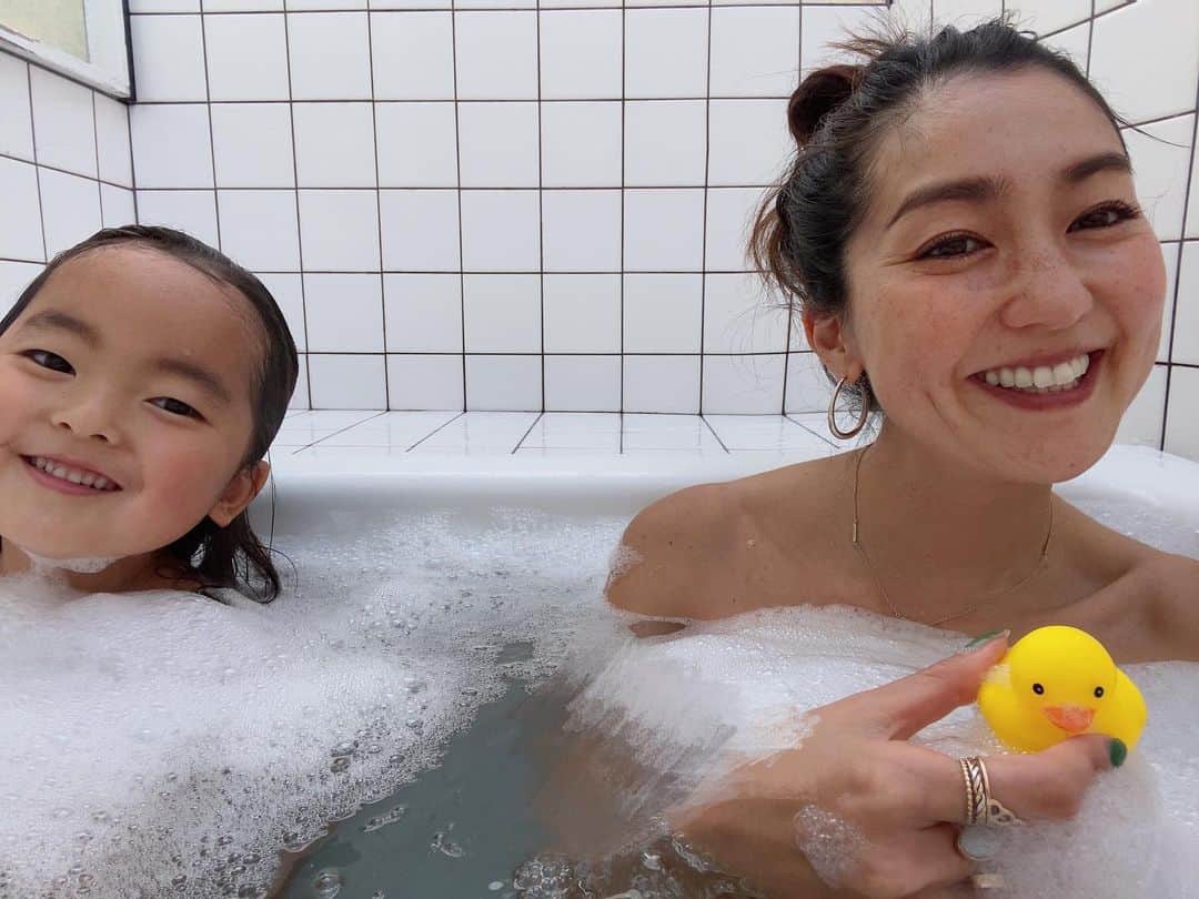 堀舞紀のインスタグラム：「🛀 . . 昨日からフォロワーのみんなのツワリトークがドシドシ届いていて、読んでるだけで楽しくてもっと早く報告すりゃ〜良かった🙄 って 思ってました🌻 . みんなメッセージやコメント沢山有り難うございます🙇🏽‍♀️ . 今日も 妊娠中の摩訶不思議体験を… . 初期からコンニチに至るまで、 夜中に目覚めてしまう事が多くて、夜中も息が苦しくてのたうち回る日もかなりありました😨 . そぉ思うと夜中のオエは 減ってきたのですが 必ずトイレ行きたくなったり、 目が覚めて泣きたくなったり😂 (コワイw情緒不安定) . とにかく早速寝不足な日々、、 . そんな毎日に嫌気がさして @anela_beautyshop  の水素バスSUISUPA!! を 体験してみました。 . 血行促進、疲労回復、手足の冷えの予防効果があるってのと、 何より"よく眠れる"😴 って。 . . お肌にもいいと聞いていたし、 子供が喜ぶに決まってる😂 . . セットも簡単で お家でエステ気分が味わえちゃいました。 . お泊りとか行けない日々、 お家風呂でも お出かけ気分味わえて楽しかったです🌞 . しかし、 cannyO に毎日入りたい！！ とせがまれて "それは無理だ！大人の事情で💰" と 我慢してもらってます😂 . し！ か！ も！ . ひっっっさびさに 朝まで目覚めずに寝れた😳😳😳😳😳😳😳😳😳😳😳 . 凄いー😭 . 今は 普通の事が 有難い、有難い〜 . 寝付きが悪いわ！ って人は 水素バス、 試してもらいたいな！ . 水素バスSUISUPA スターター＋リフィルset! っていうのにしたよ♡ . #anelabeauty  #anelabeautyshop  #SUISUPA #水素バス　#疲労回復 #血行促進　#冷え予防 #睡眠改善 ♡」