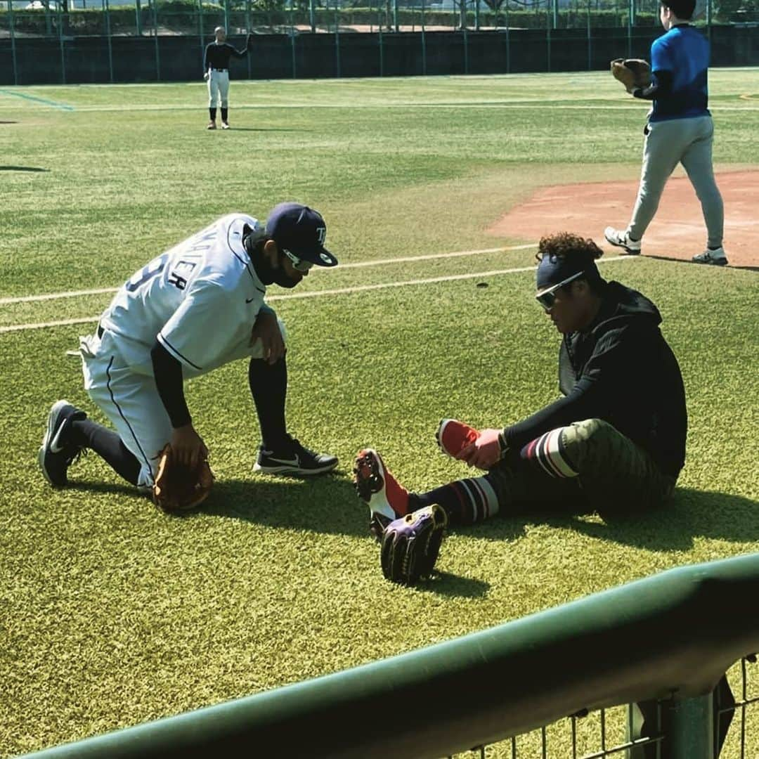 山下晃和さんのインスタグラム写真 - (山下晃和Instagram)「【BASEBALL】大好きなユザさんとのツーショット  こっちは勝手に大大大親友だと思ってます  僕より年は4つくらい下なのだけど、野球ユニなのに合わせがめちゃくちゃうまくて、いつも参考にしています  このときもNIKEのBY YOUでオーダーしたTPUクリーツについて談笑中  ユザさんとは本当に趣味が合う。スニーカーやキャップのコレクトもそう。 MLB選手のウェアなどの情報もしょっちゅうLINEし合っています  また、野球もとんでもない技術で、ランニングスローも美しく、バッティングもハンパない、頼れる長距離砲。  自分がまったく打てなくてもなんとかしてくれるオーラが  じつは アメリカから個人輸入で買ったプレゼントがあって、喜んでくれるかドキドキ💗乙女か！  #baseball #raysup💥 #草野球 #M号球 #大親友 #プレゼント渡し合ってます #練習 #人工芝 #野球 #軟式野球 #スパイク #クリーツ #人生で初めてスニーカーをプレゼントしてくれました #ユザさん #レワード #REWARD #nike #swoosh」3月5日 18時32分 - travel_akikazoo