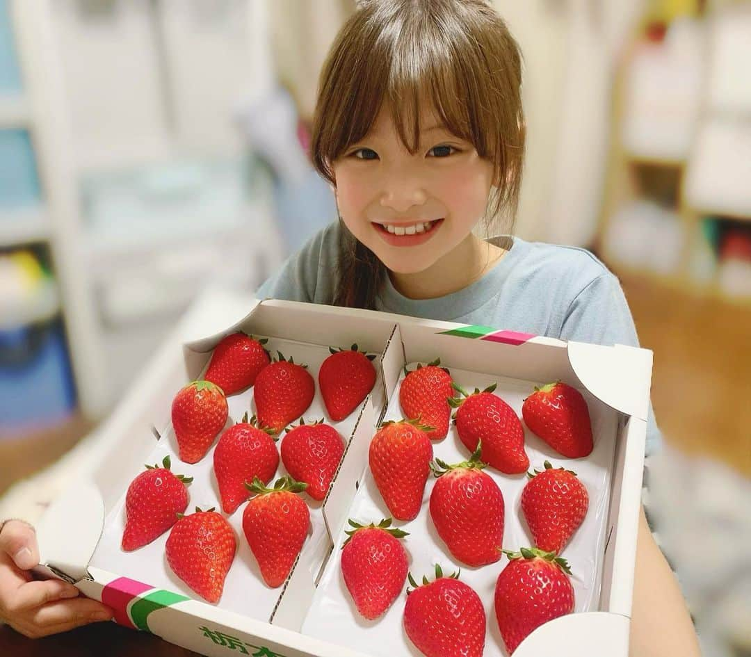 ひなのインスタグラム：「♡.＊ 私の母からイチゴが届きました🍓 1粒1粒大きくて子供達も大喜び👦🏻👱🏻‍♀️❤️ ひなのこの嬉しそうな顔が物語ってる😆 甘くてとても美味しかった🍓❤️ ありがたいなあ🥺🤍」