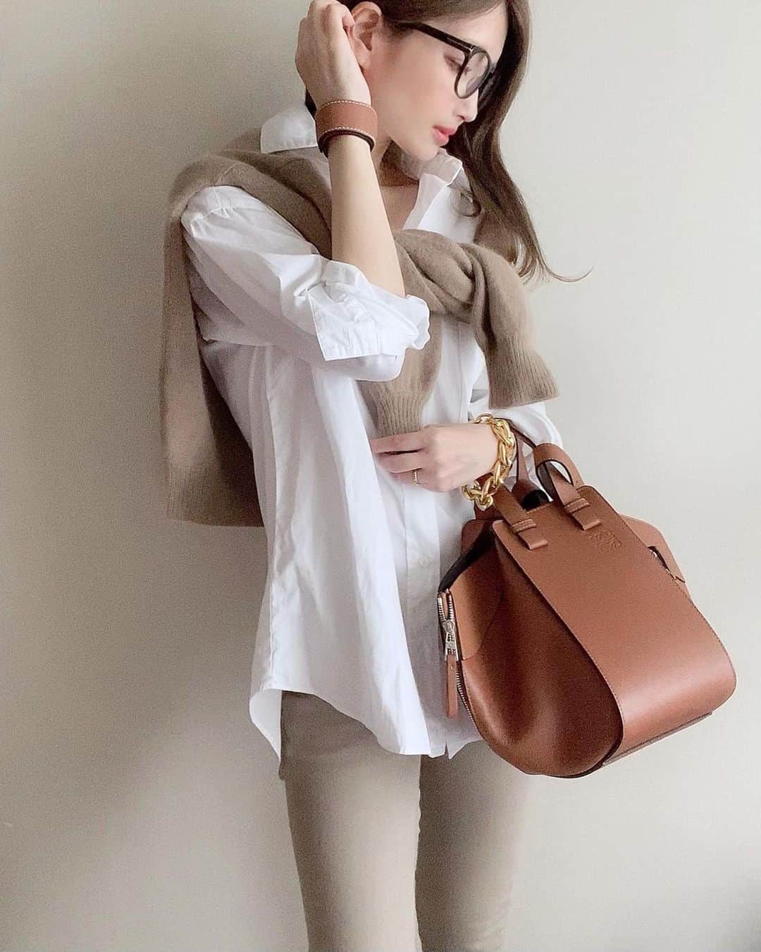 *✭ᏋണᎥ✭*のインスタグラム：「ㅤㅤㅤㅤㅤㅤㅤㅤ ㅤㅤㅤㅤㅤㅤㅤㅤ スキニー大好きだけど 黒ばっかりだったからベージュを＋♡ ㅤㅤㅤㅤㅤㅤㅤㅤ @dholic_official  ㅤㅤㅤㅤㅤㅤㅤㅤ しかもアンクル丈だから余計にすきなの😍 ㅤㅤㅤㅤㅤㅤㅤㅤ ウエストもゴムだからひゅって履けるし ひゅって脱げるよ☺︎ ㅤㅤㅤㅤㅤㅤㅤㅤ #ひゅって ㅤㅤㅤㅤㅤㅤㅤㅤ ㅤㅤㅤㅤㅤㅤㅤㅤ #dholic#dholicsnap#deuxiemeclasse #musededeuxiemeclasse #loewe#kuih#tomford #ハンモックバッグ#ロエベ#ドゥーズィエムクラス#白シャツコーデ#メガネコーデ#166cmコーデ#高身長コーデ#大人カジュアル#大人コーデ#スキニーコーデ #デキる女っぽいコーデ」